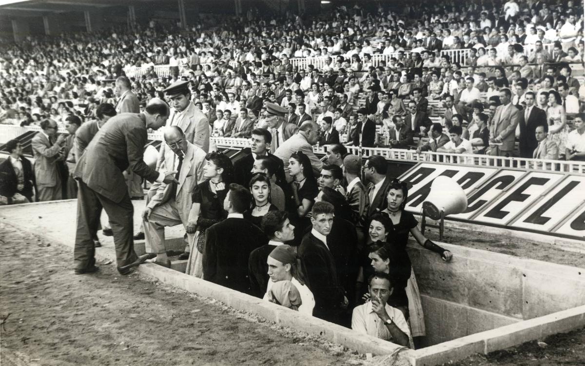 Públic en un dels primers partits que es van jugar al Camp Nou / FC Barcelona