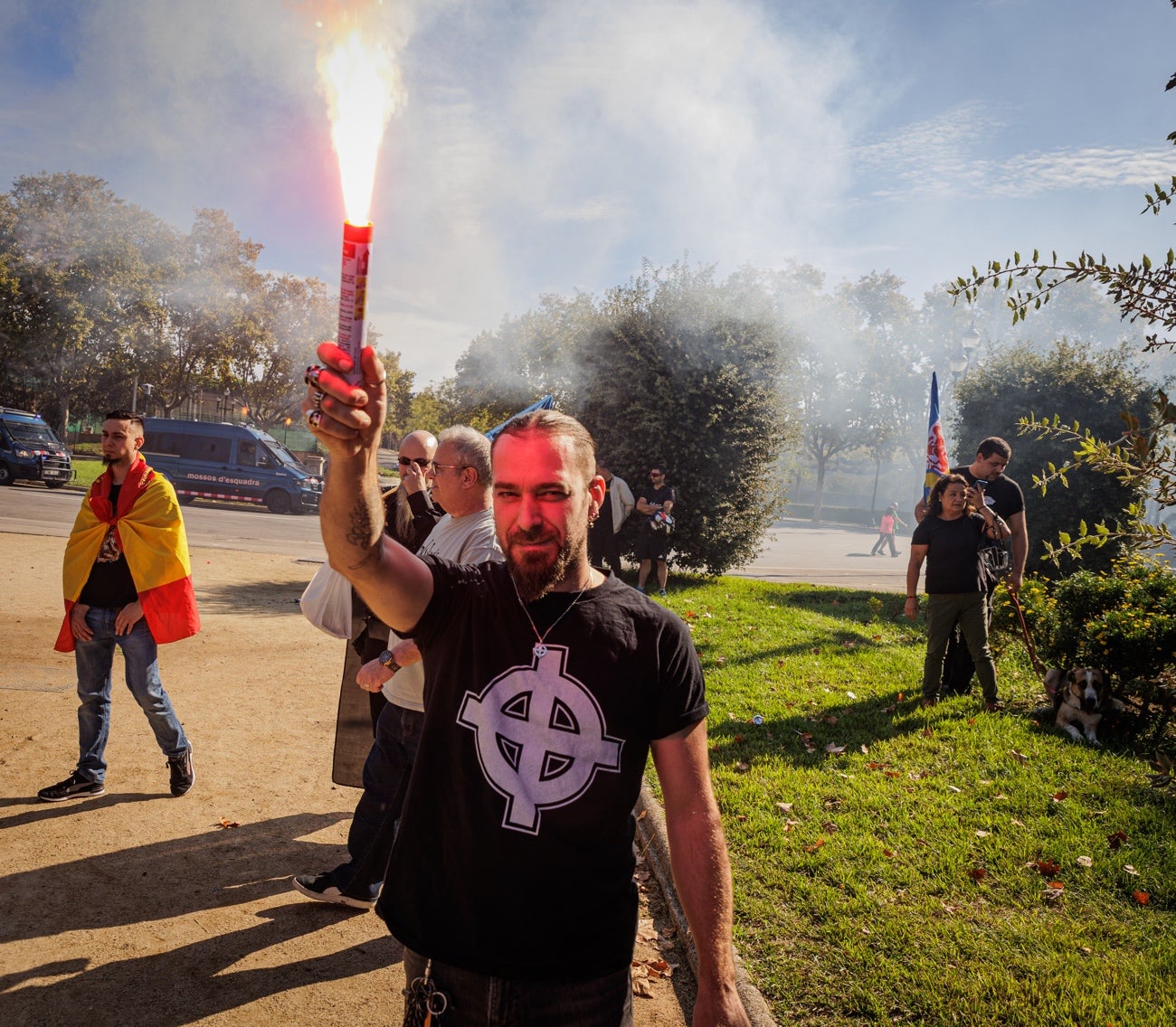 Jaume Juez, neonazi de Manresa que va estar a presò per apallissar immigrants al 2002 exhibeix amb impunitat una creu celta durant una manifestaciò falangista a Montjuïc durant el 12 d’octubre. DAVID MELERO