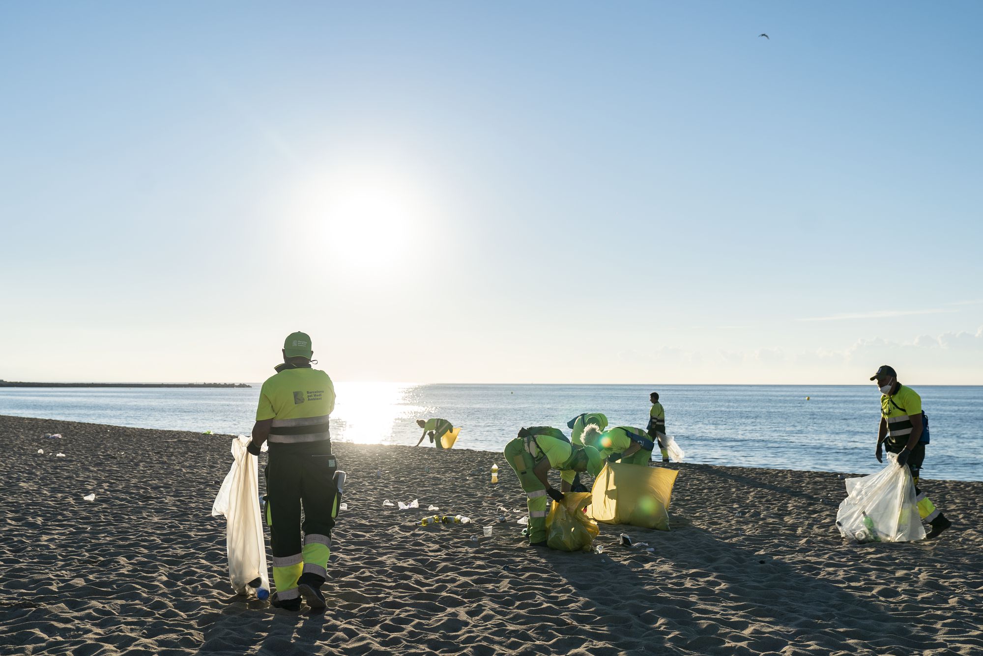 Operaris recullen la platja després d'una nit de Sant Joan | Ajuntament 