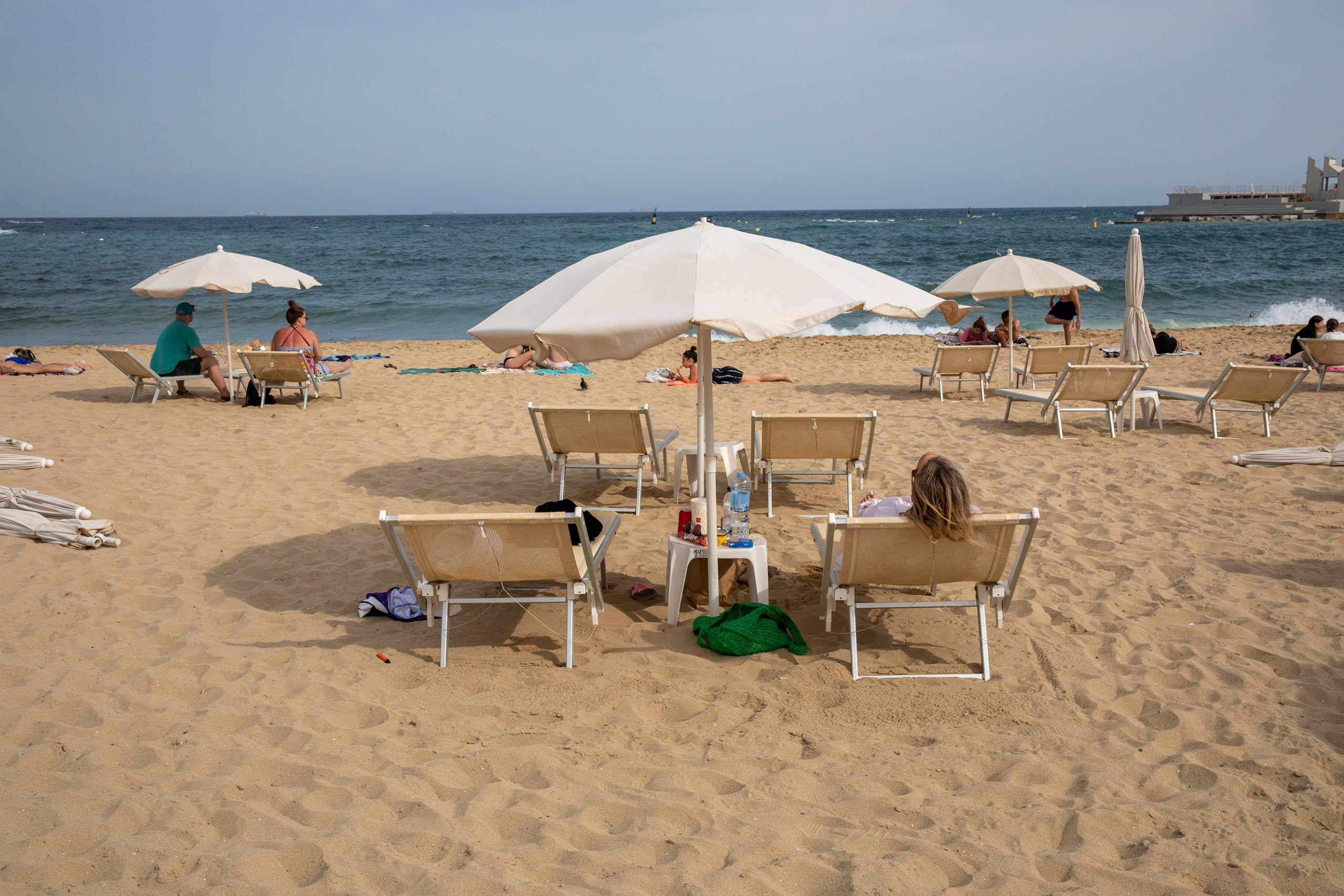 Tumbones i para-sols de lloguer a la platja de la nova Icària. parasol, estiu, mar mediterrània,