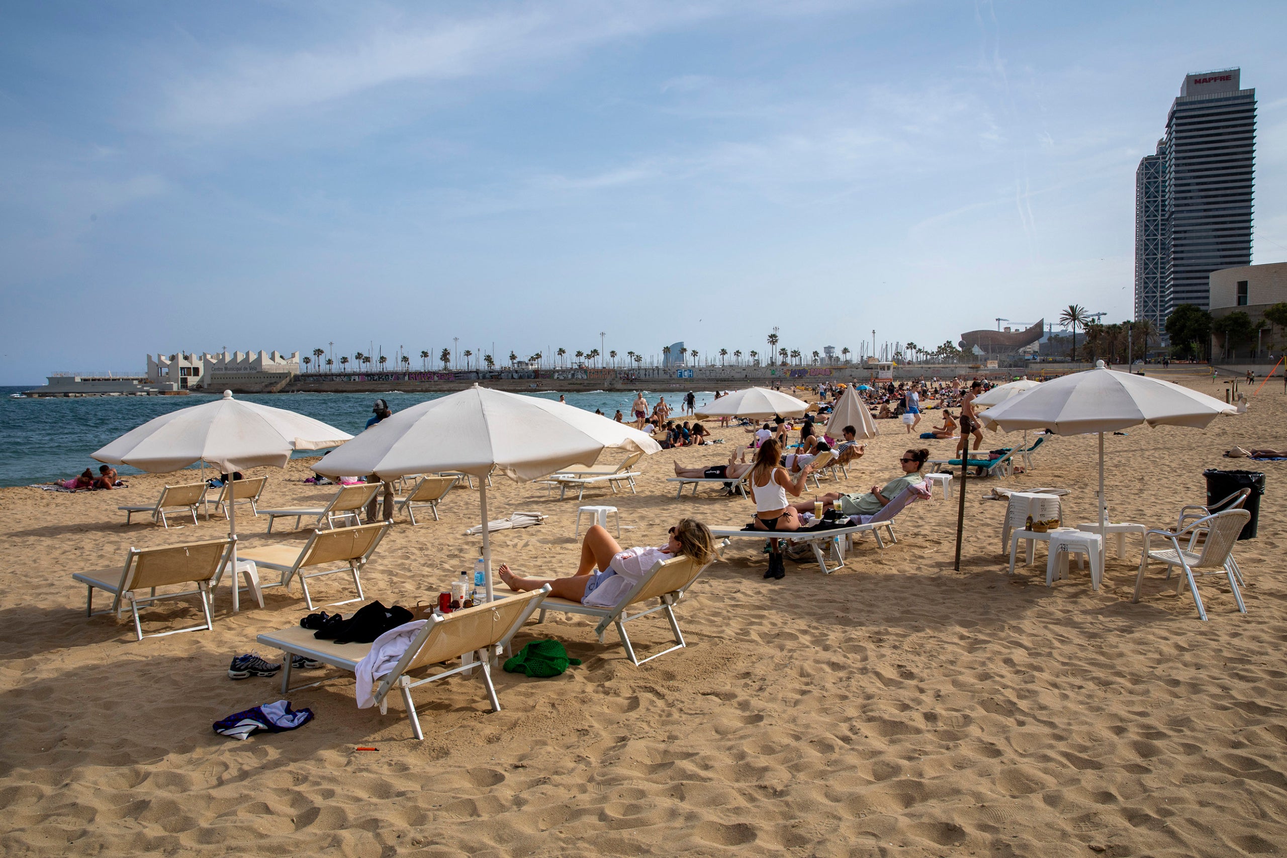 19.06.2023, Barcelona
Tumbones i para-sols de lloguer a la platja de la nova Icària.
foto: Jordi Play