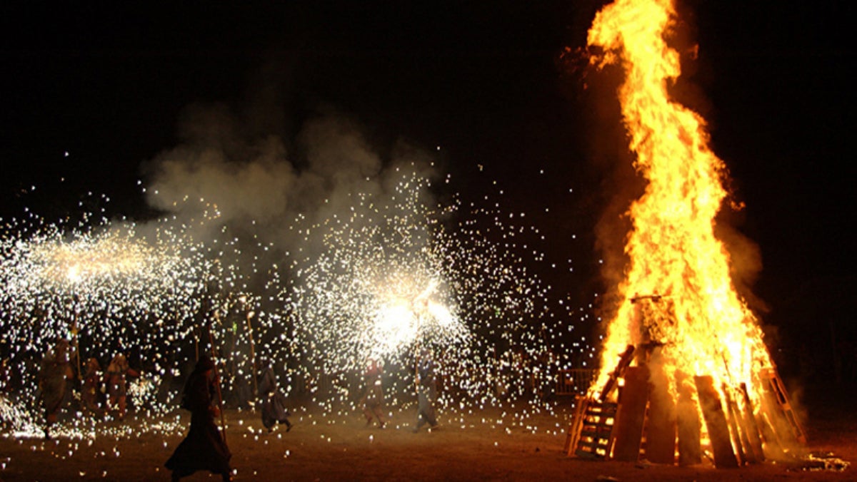 Una foguera de Sant Joan a Sant Martí | Ajuntament 