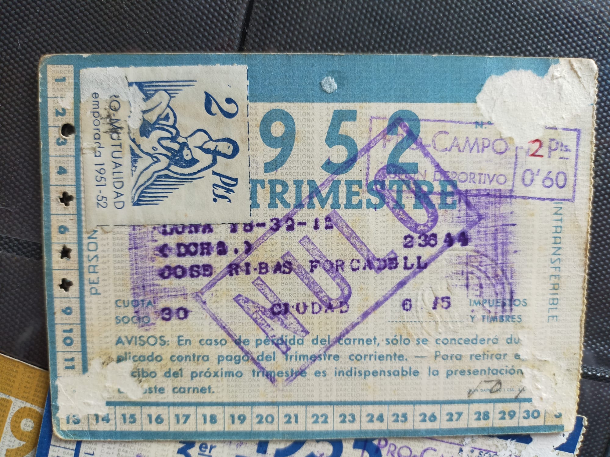 Un carnet de soci de l'any 1952 on es pot veure el segell de l'aportació de dues pessetes per construir un nou estadi / Cedida