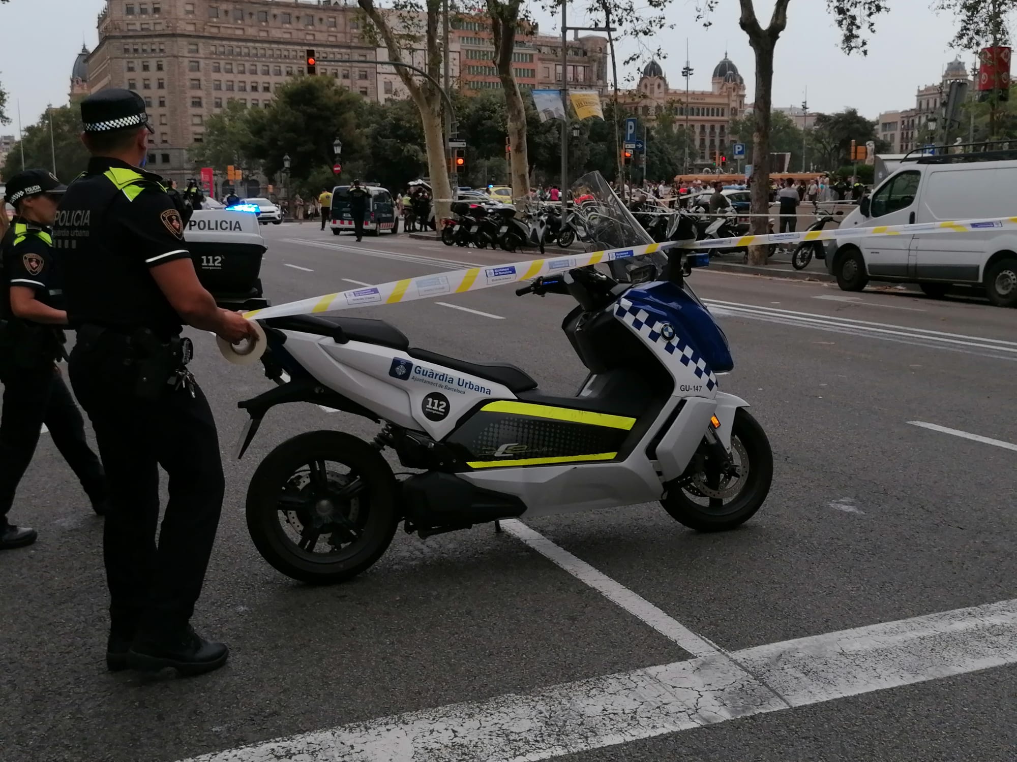 La policia restringeix l'accés a l'estació de la plaça de Catalunya | G.G