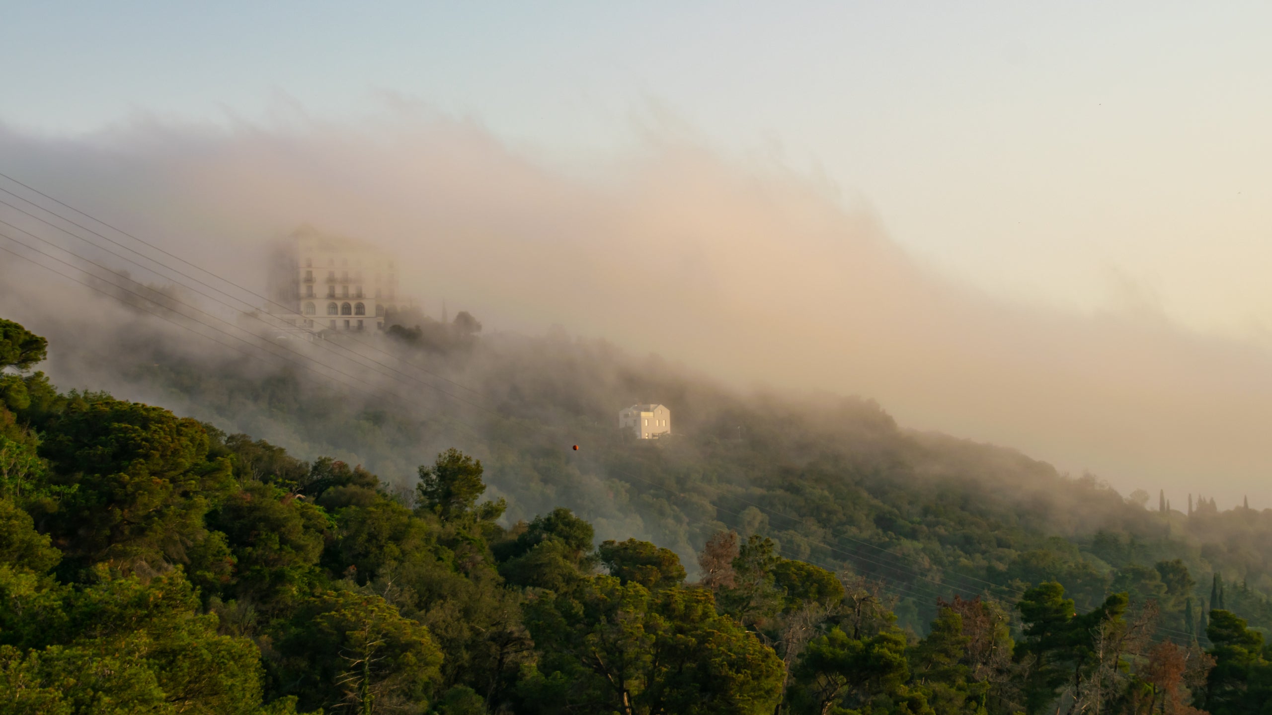 Núvols baixos engolint la muntanya del Tibidabo aquest dilluns / Alfons Puertas (Observatori Fabra)