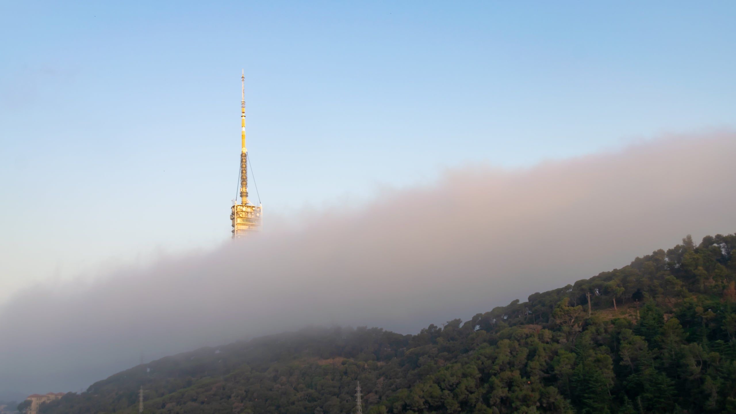 Núvols baixos engolint la muntanya del Tibidabo aquest dilluns / Alfons Puertas (Observatori Fabra)