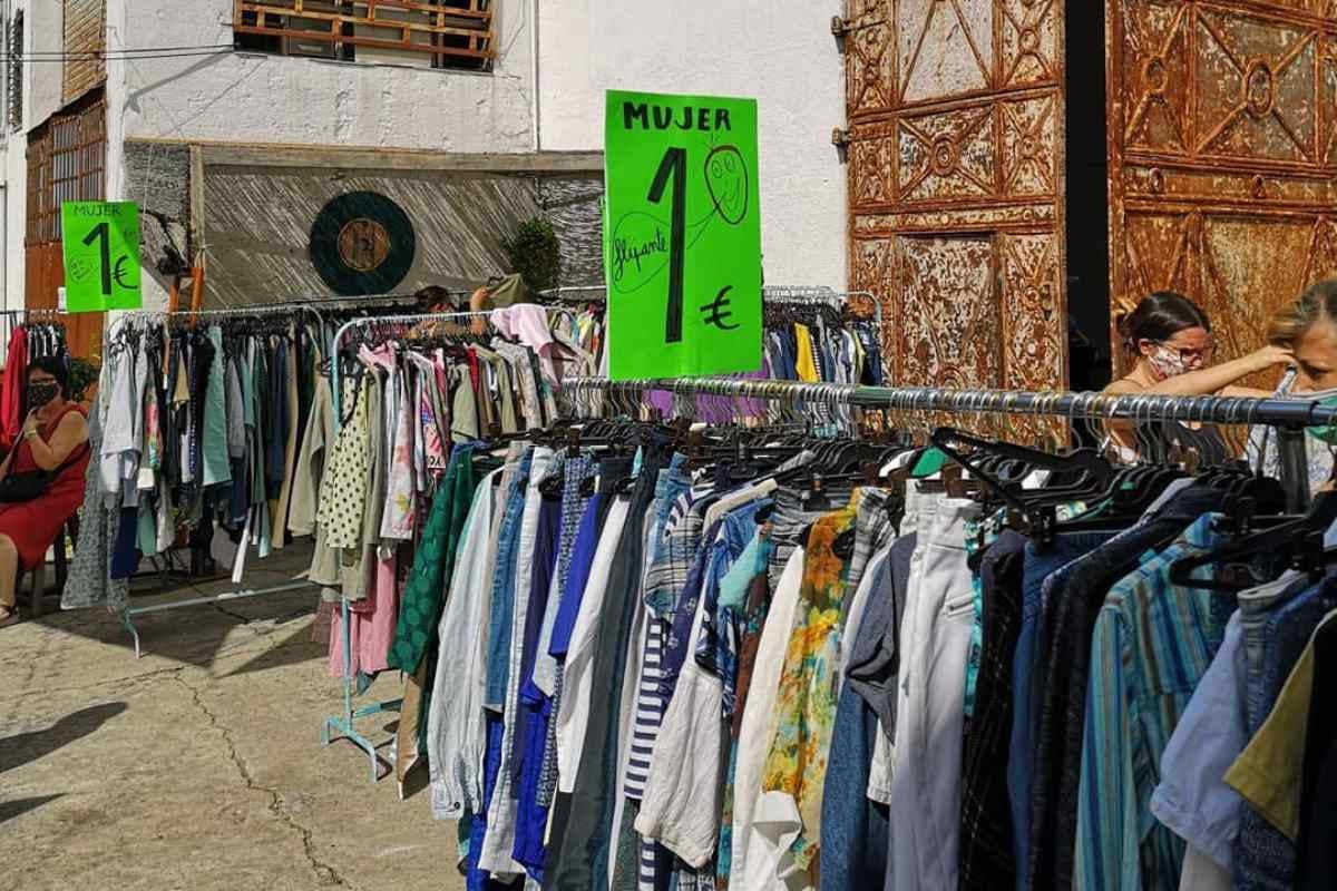 Un mercat de tot a 1 euro / Instagram: blackandwhitevintage108's profile picture blackandwhitevintage108