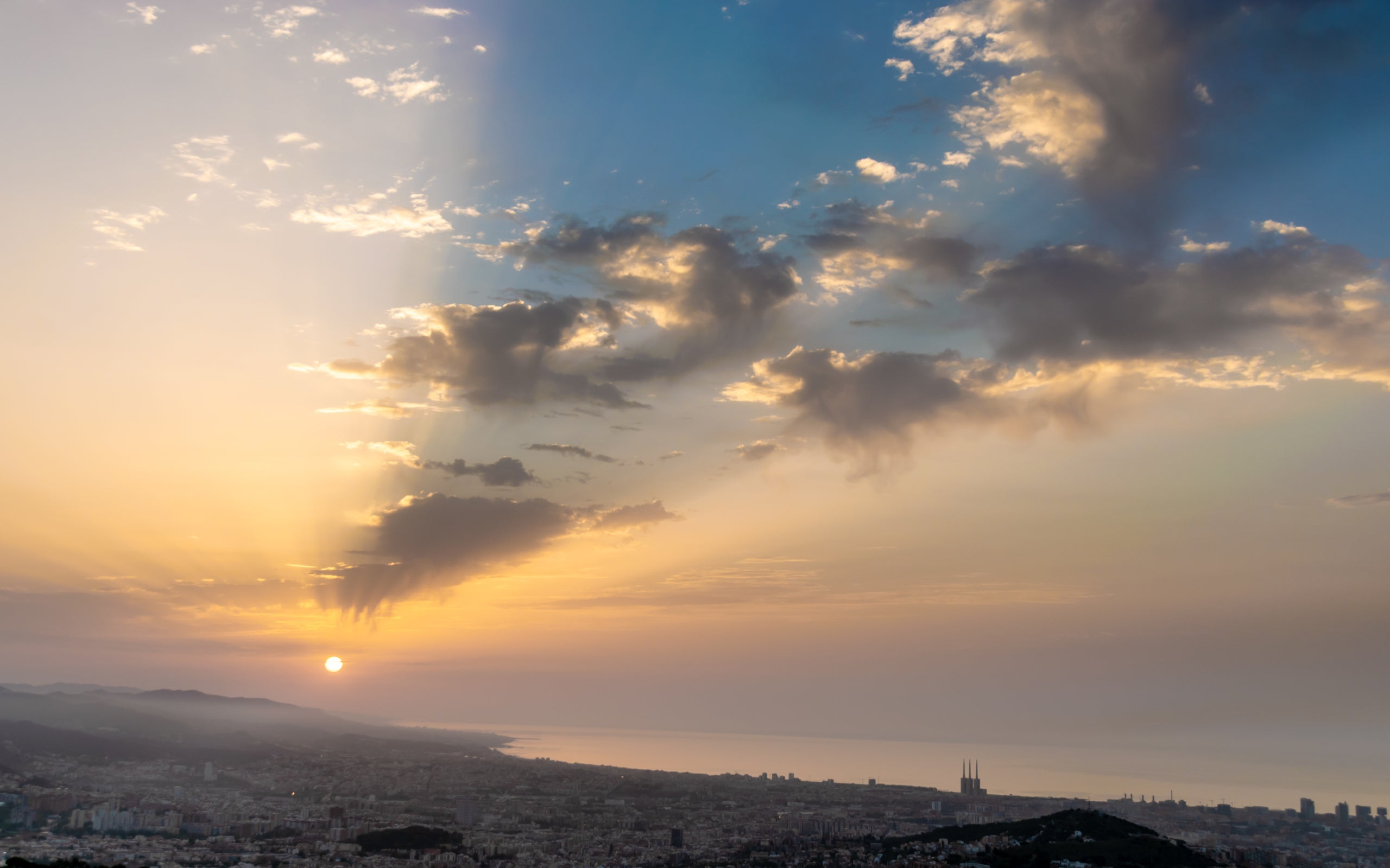 La salida del sol de este lunes con doble fenómeno meteorológico / Alfons Puertas (Observatorio Fabra)