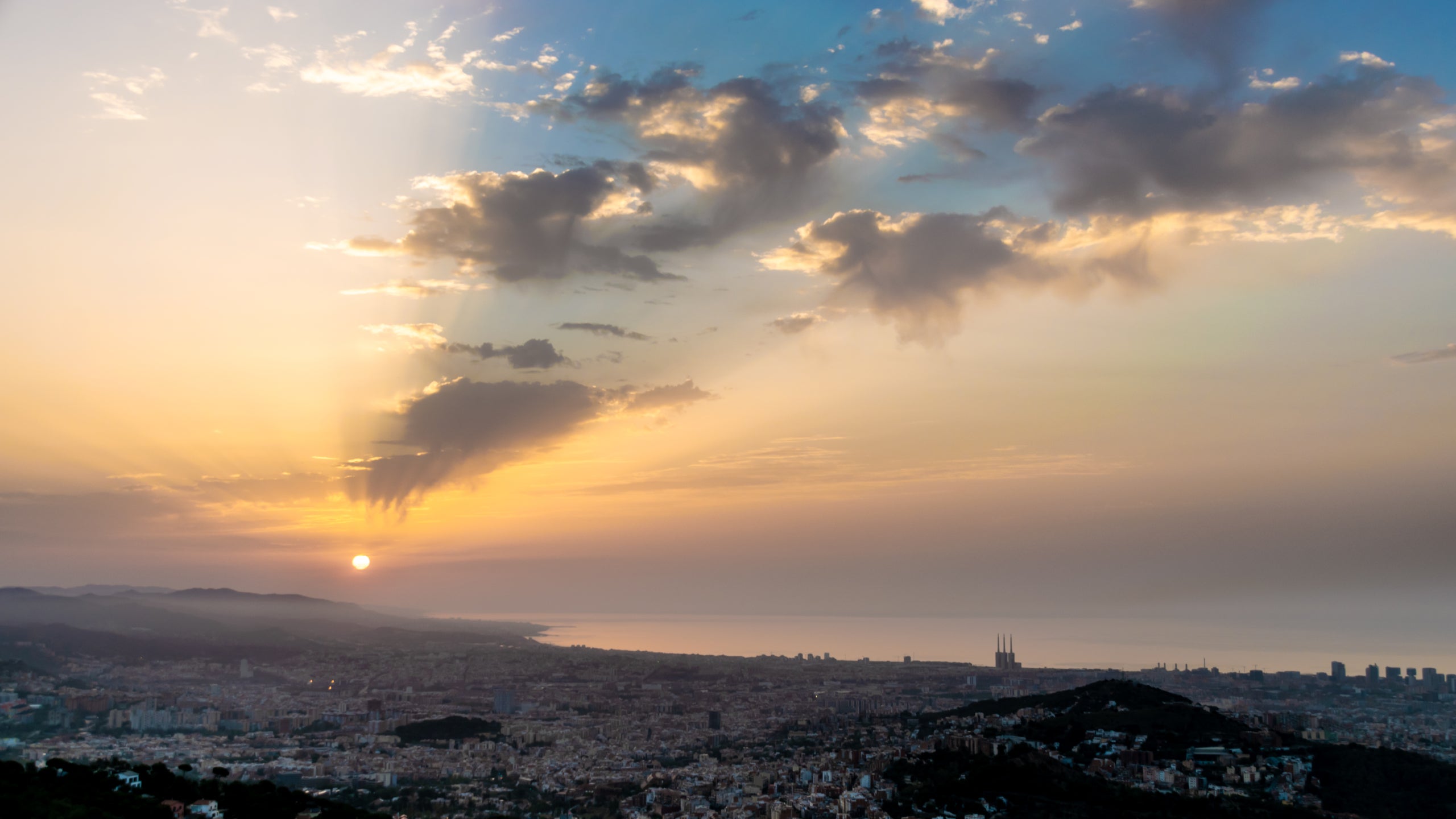 La sortida del sol d'aquest dilluns amb doble fenomen meteorològic / Alfons Puertas (Observatori Fabra)