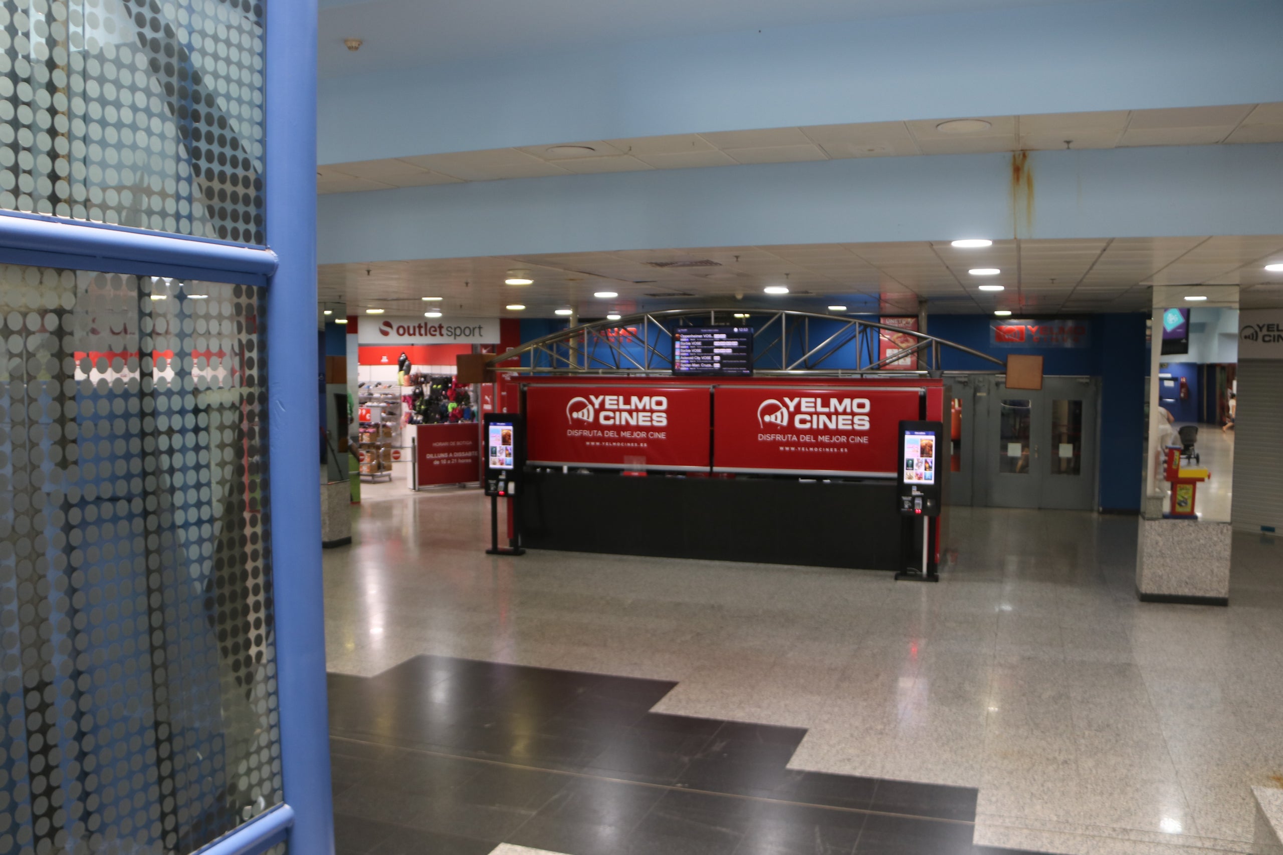 L'entrada dels cinemes Yelmo Icària | Ariadna Comas - ACN