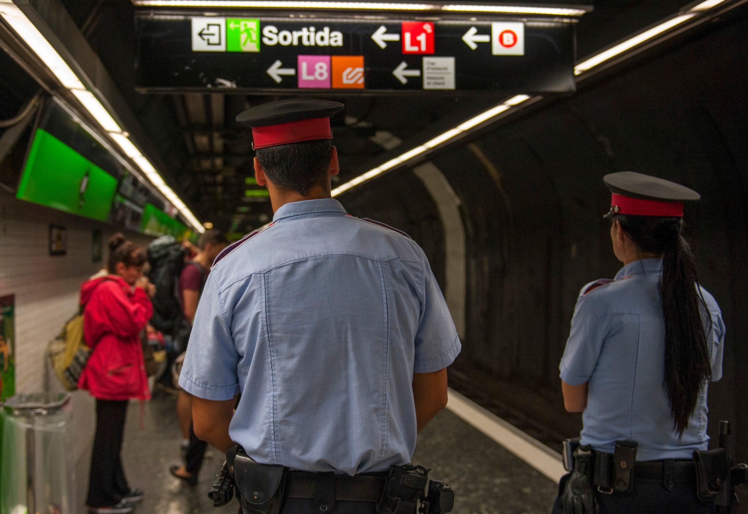 Agents de la policia catalana patrullant pel metro | Mossos
