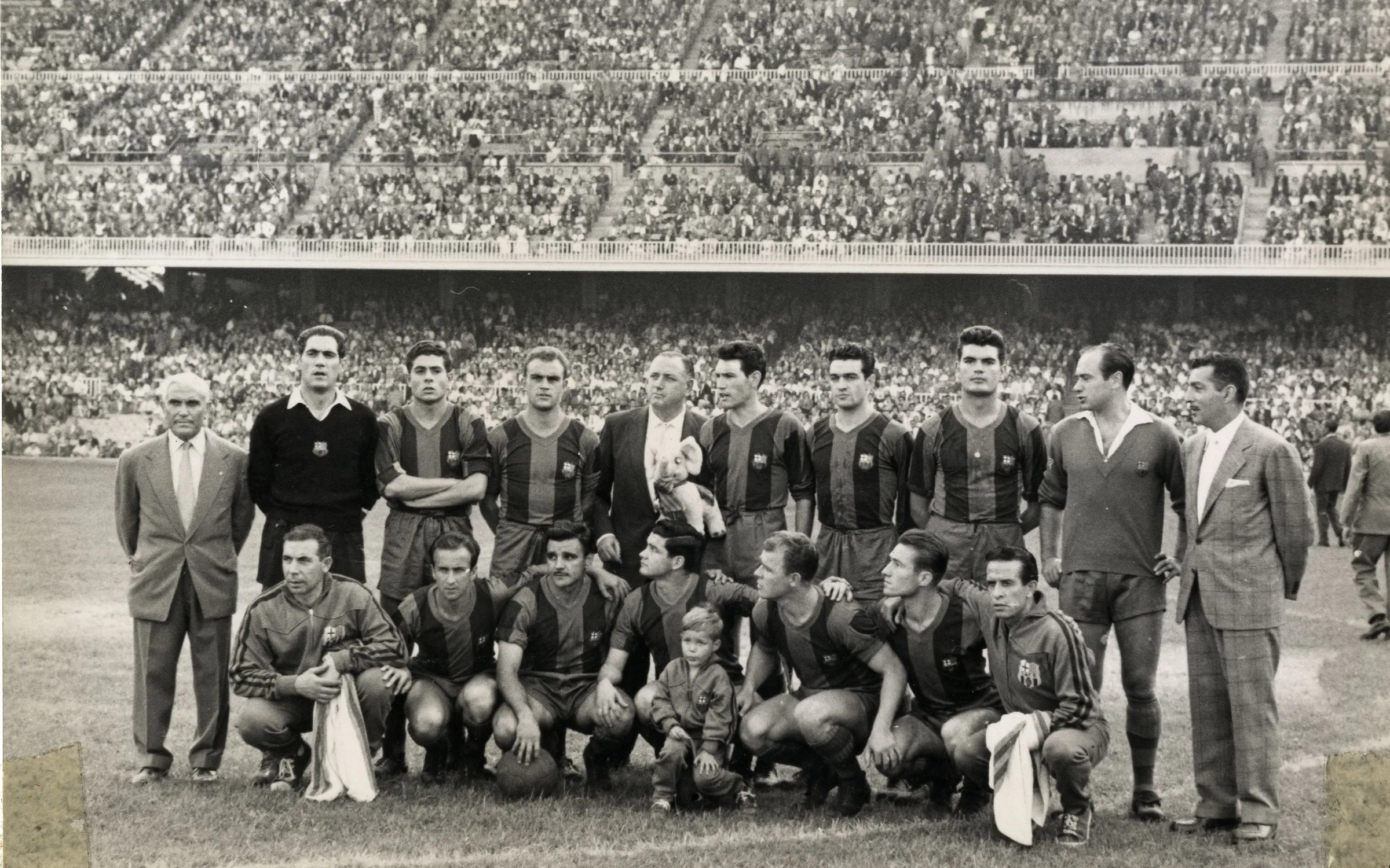 Primer equipo del Barça en el partido de inauguración del Camp Nou en el año 1957 / FC Barcelona
