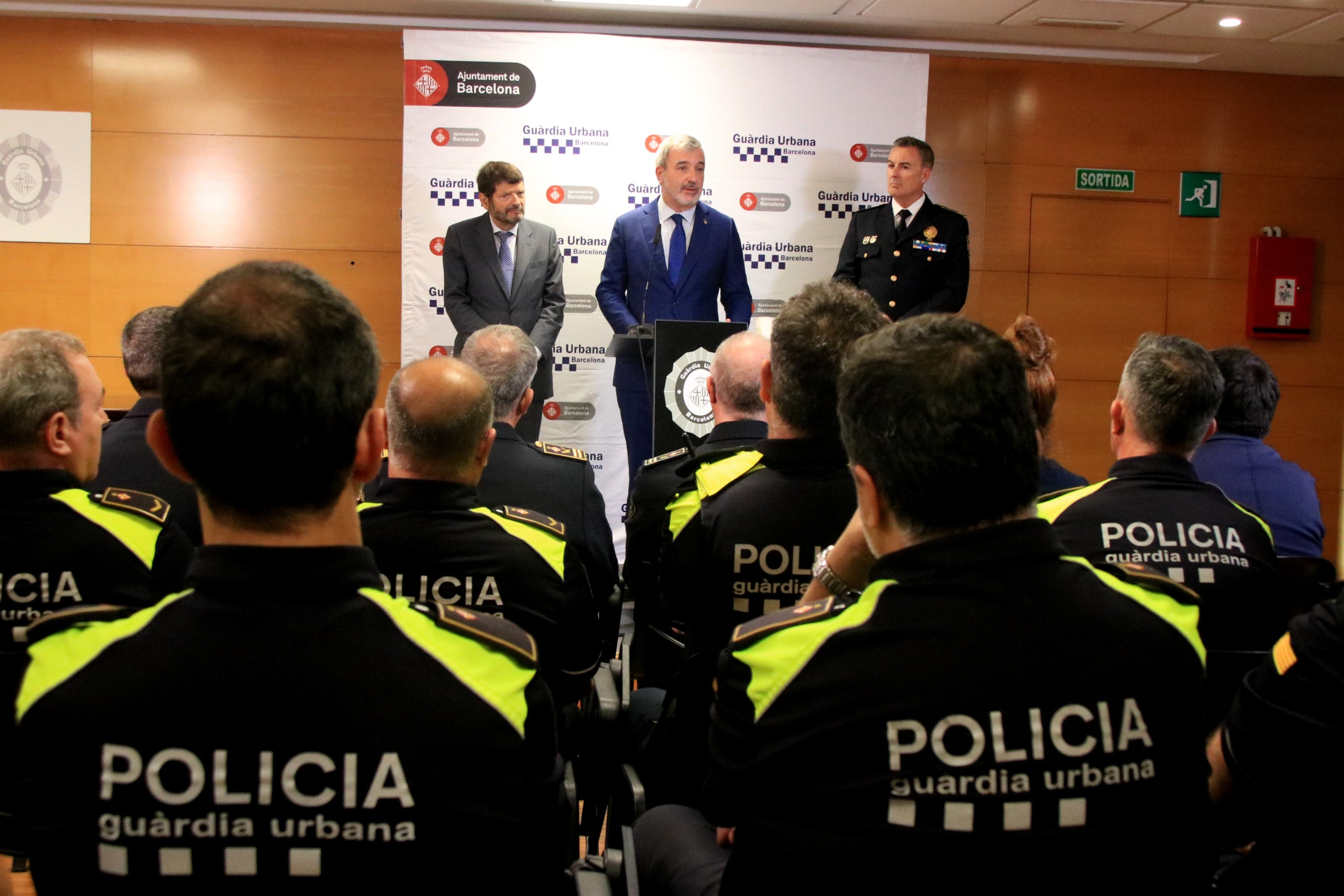 Collboni fa costat als agents de la Guàrdia Urbana | ACN
