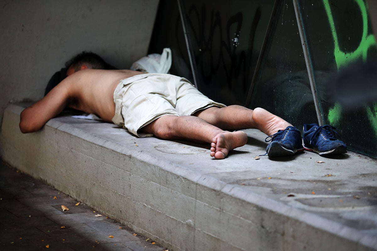 Una persona sense llar, dorm al carrer sense samarreta | Arrels