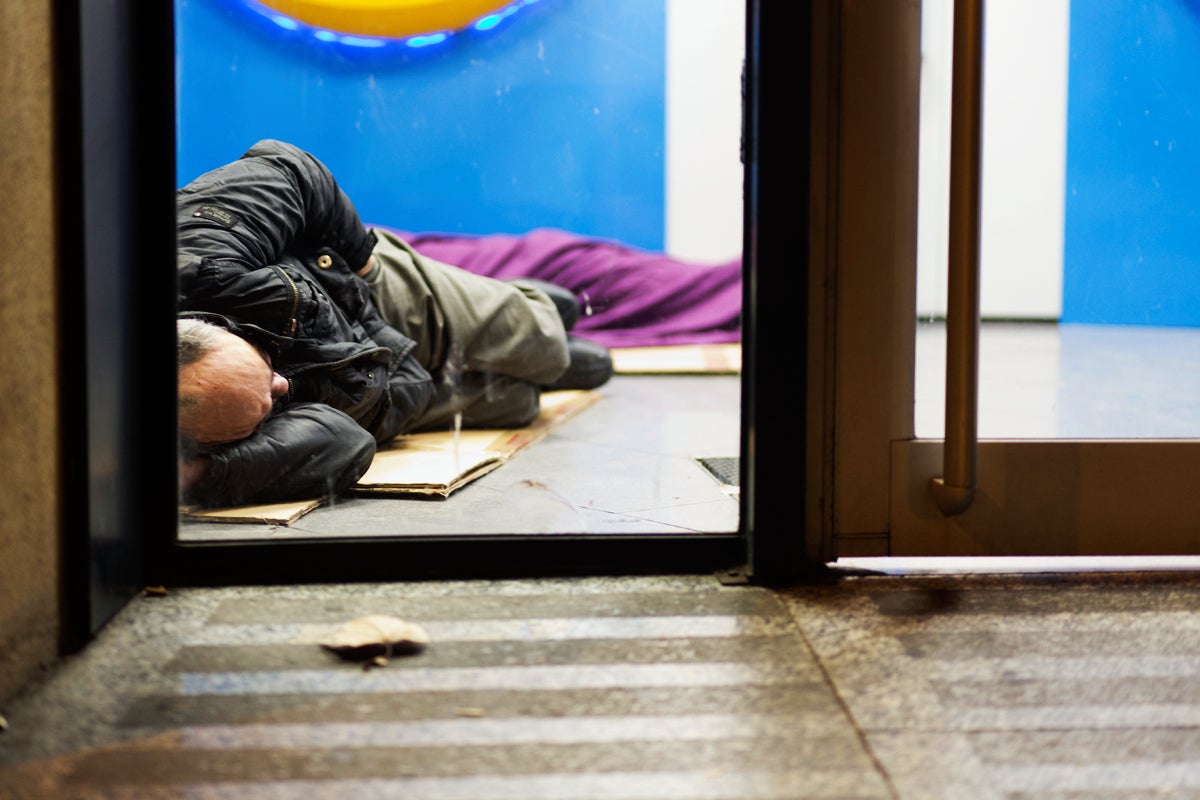 Els que no troben llocs on dormir segurs, prefereixen fer-ho de dia tot i el risc de patir cremades | Arrels