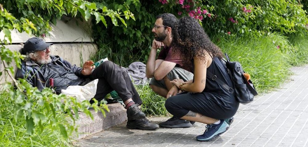 Tècnics d'Arrels atenen un sensesostre durant l'estiu | Arrels