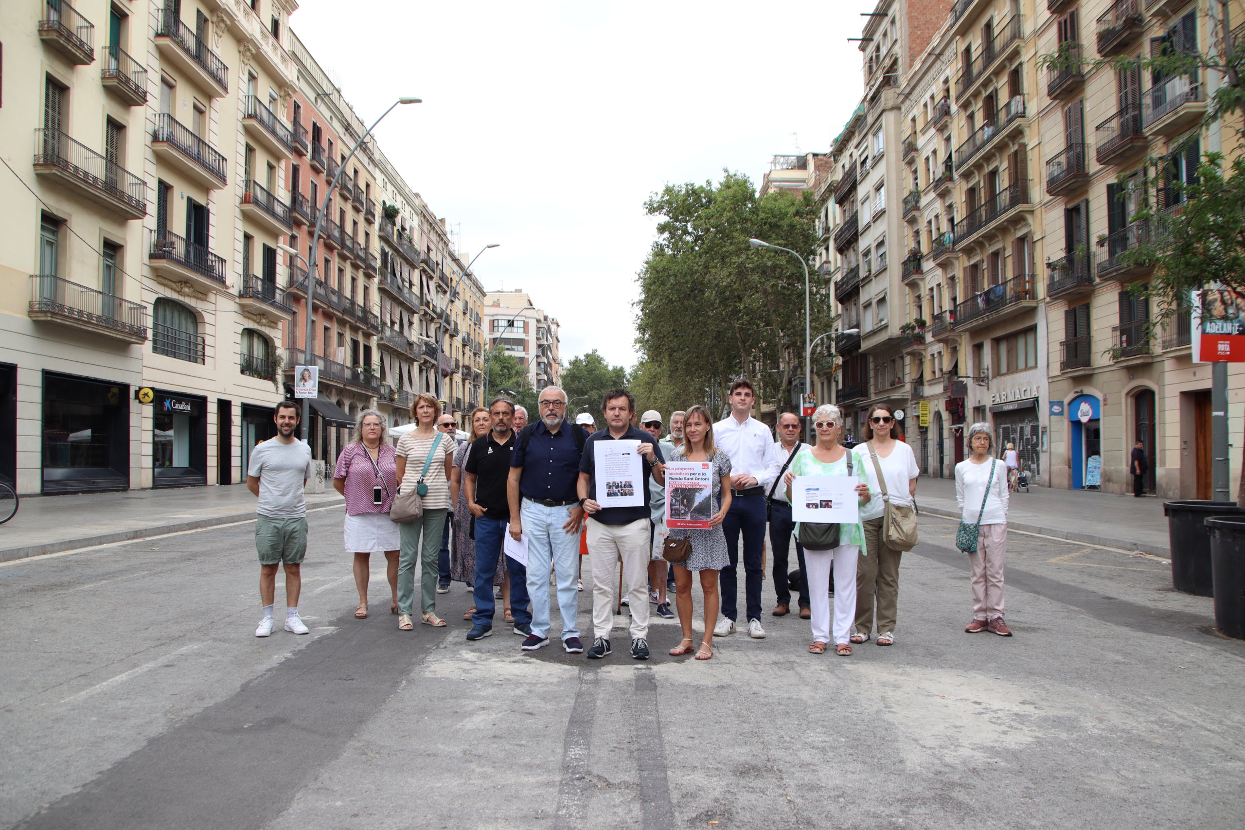 Membres de la Plataforma d'Afectats per la Llosa de Sant Antoni en la roda de premsa d'aquest divendres / Blanca Blay (ACN)
