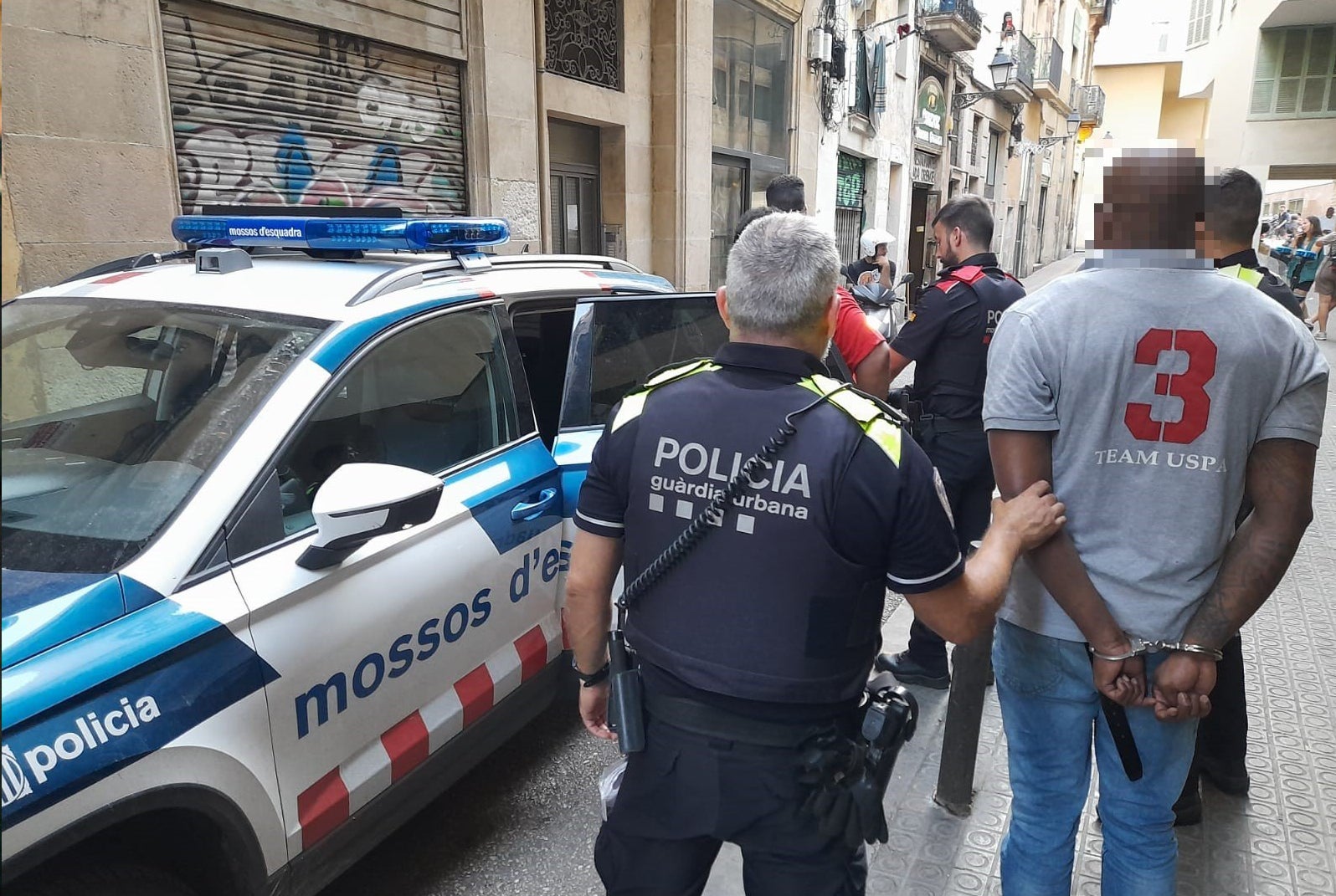 La Guàrdia Urbana detenent a una persona / ACN