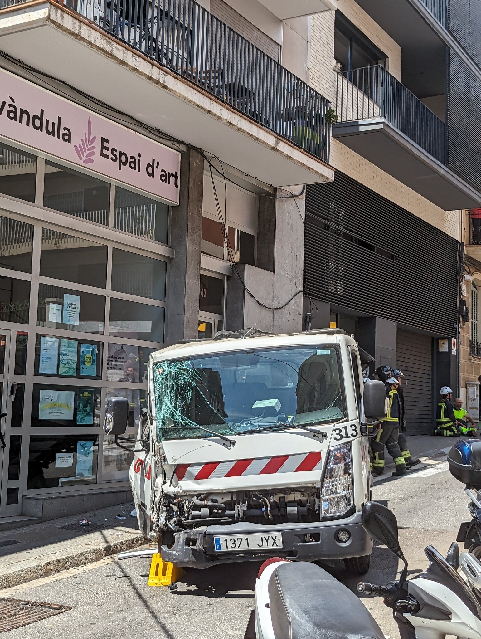 L'estat de la furgoneta després de l'accident / Twitter: @3ncr1pt4d0r