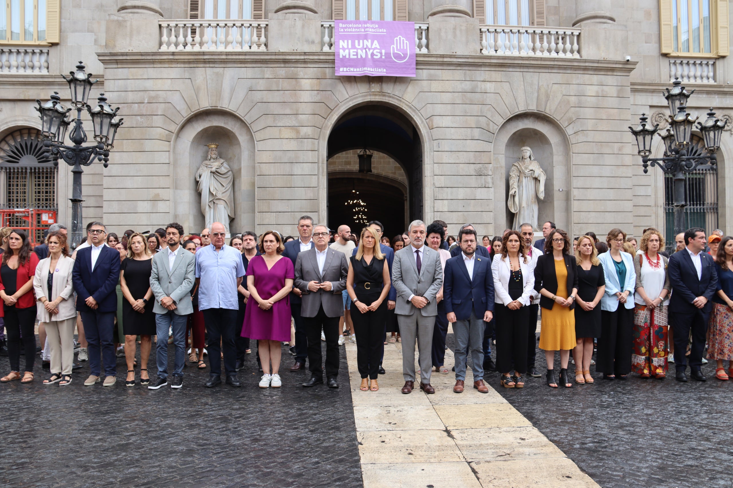 Representants de l'Ajuntament i la Generalitat, al minut de silenci de la plaça de Sant Jaume | Maria Pratdesaba (ACN)