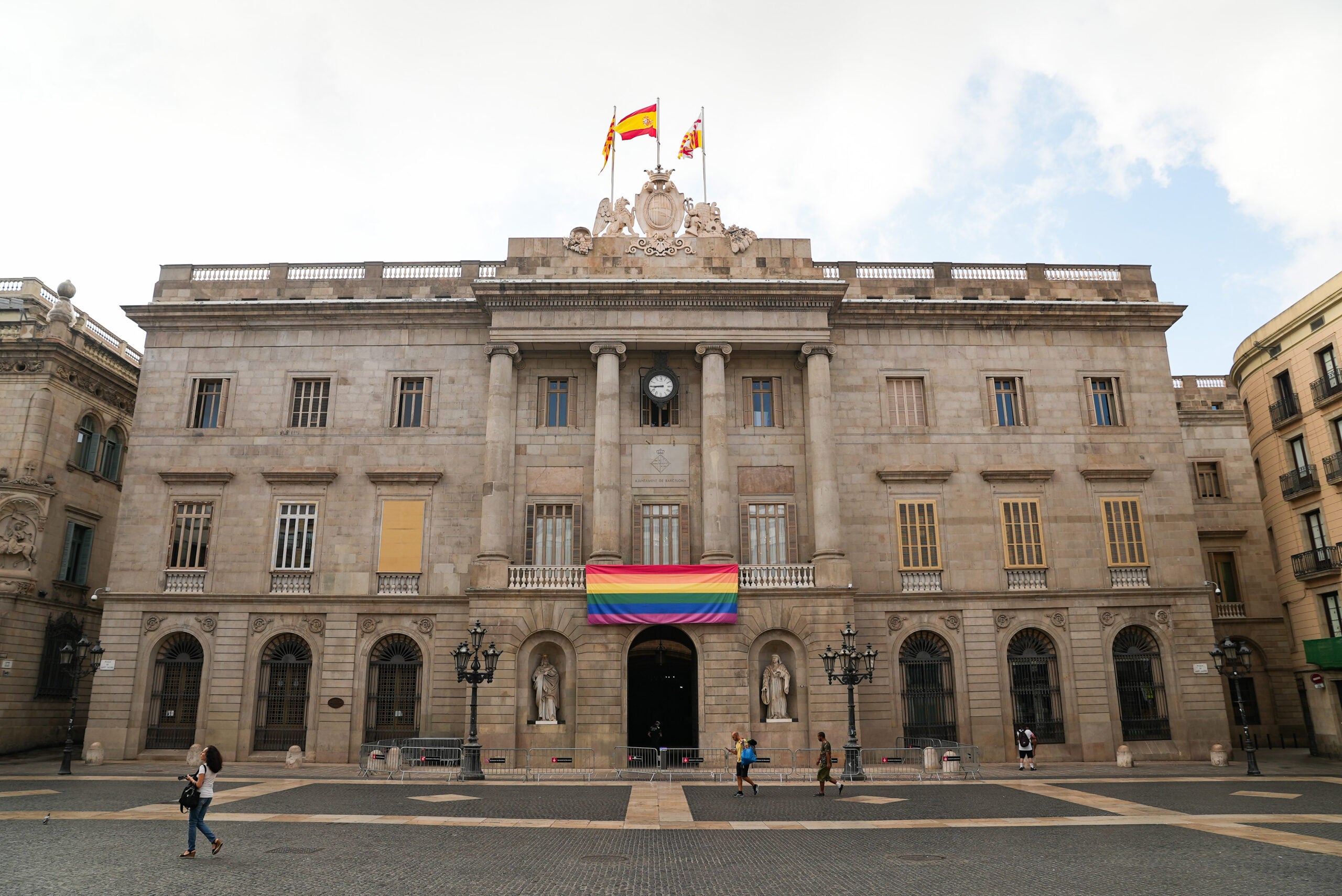 La bandera LGTBI presidint la façana de l'Ajuntament / Ajuntament