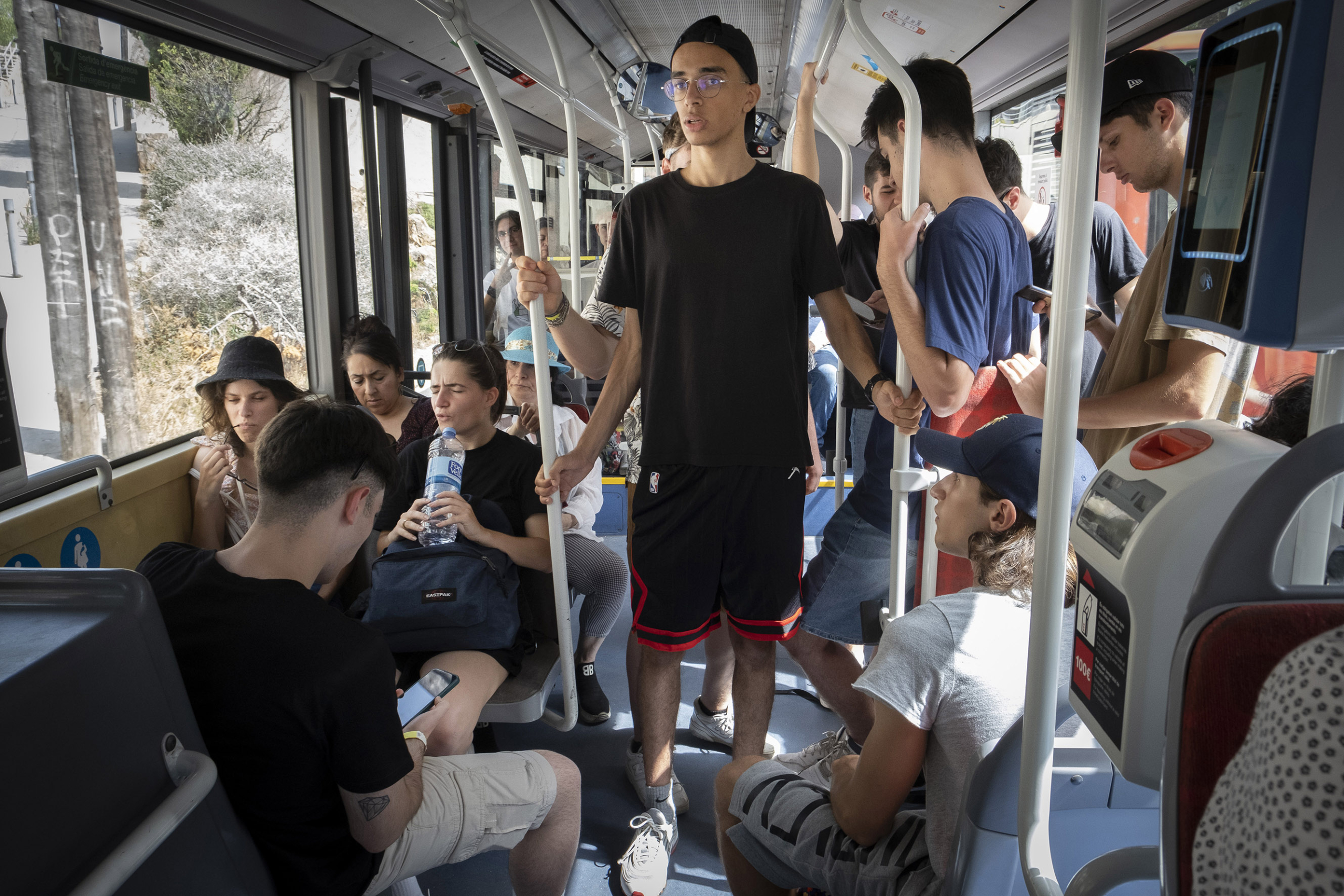 19.07.2023, Barcelona
La línia de BUS 24, de Pl Catalunya al Park Güell, gairebé en exclusiva per als turistes.
foto: Jordi Play