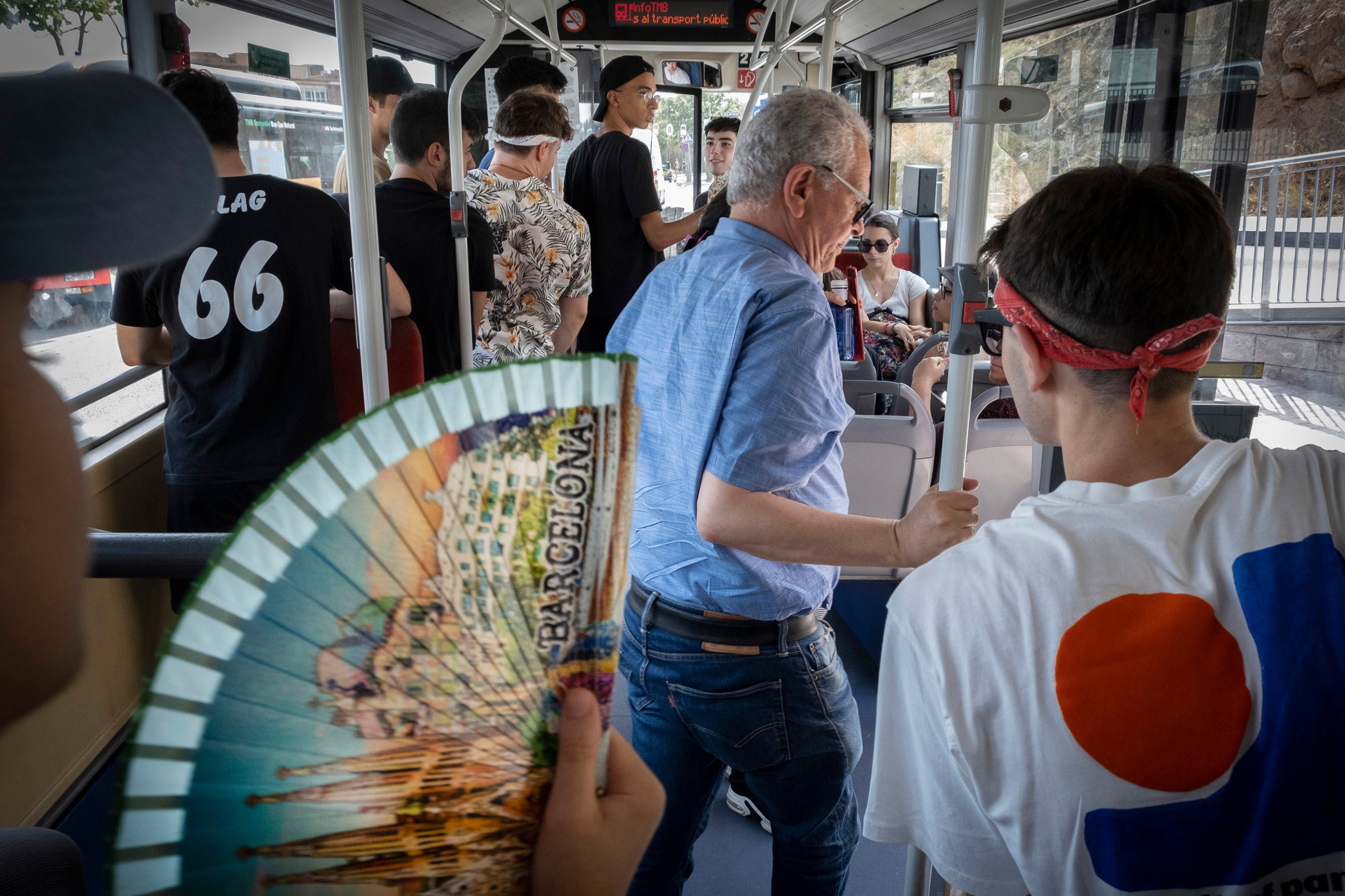 Una imatge d'arxiu d'un autobús de la Línia 24, que connecta plaça de Catalunya i el Park Güell / Jordi Play 