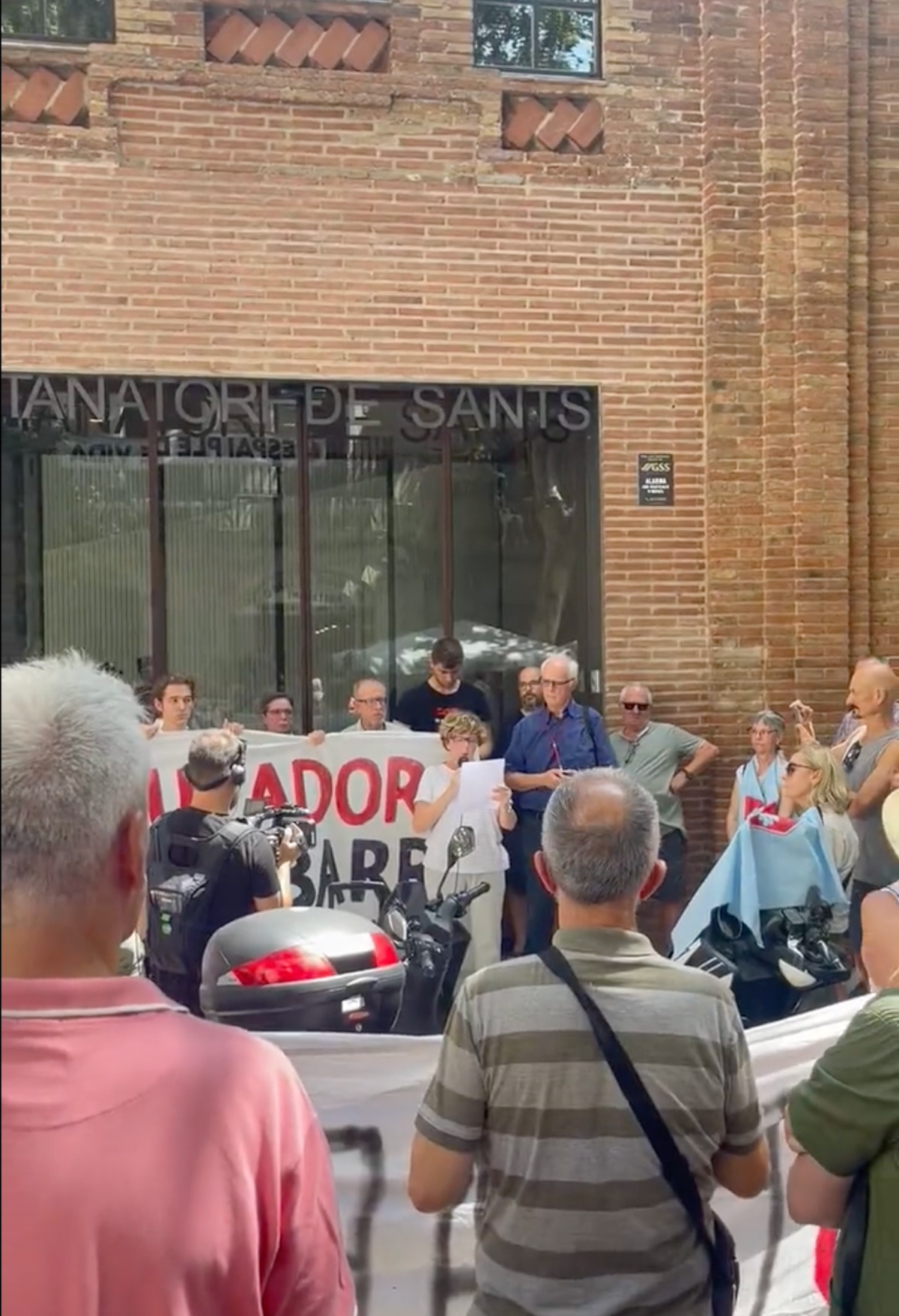 Un grup de veïns agrupats sota la plataforma Stop Tanatori han ocupat les instal·lacions en el dia de la seva estrena