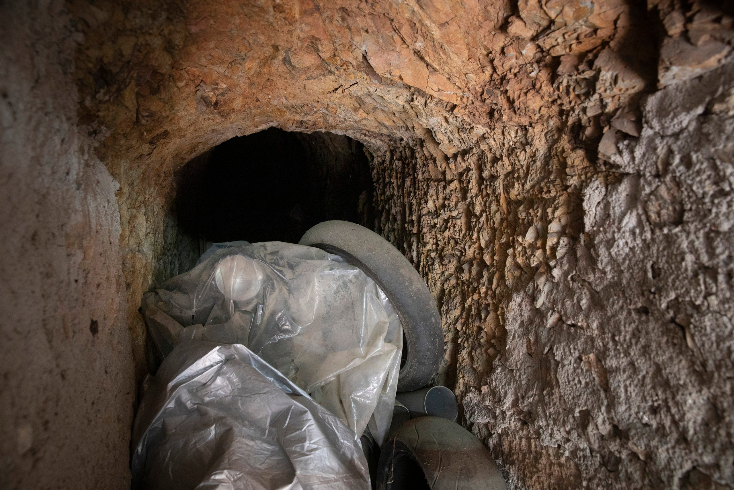 La sra Montserrat ens mostra el seu refugi antiaeri privat del carrer Mühlberg, 73 al barri del Carmel. guerra civil