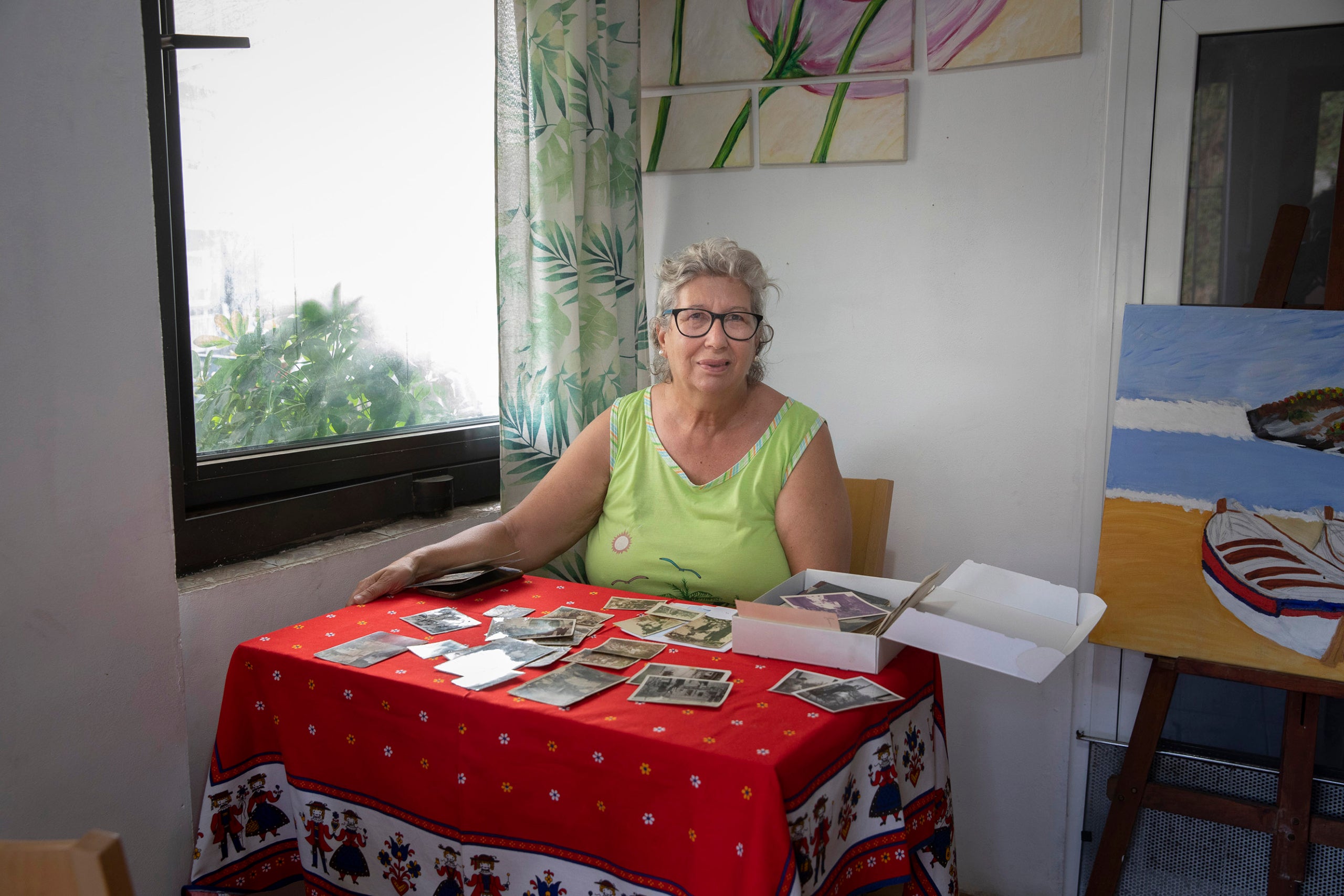La sra Montserrat ens mostra el seu refugi antiaeri privat del carrer Mühlberg, 73 al barri del Carmel.