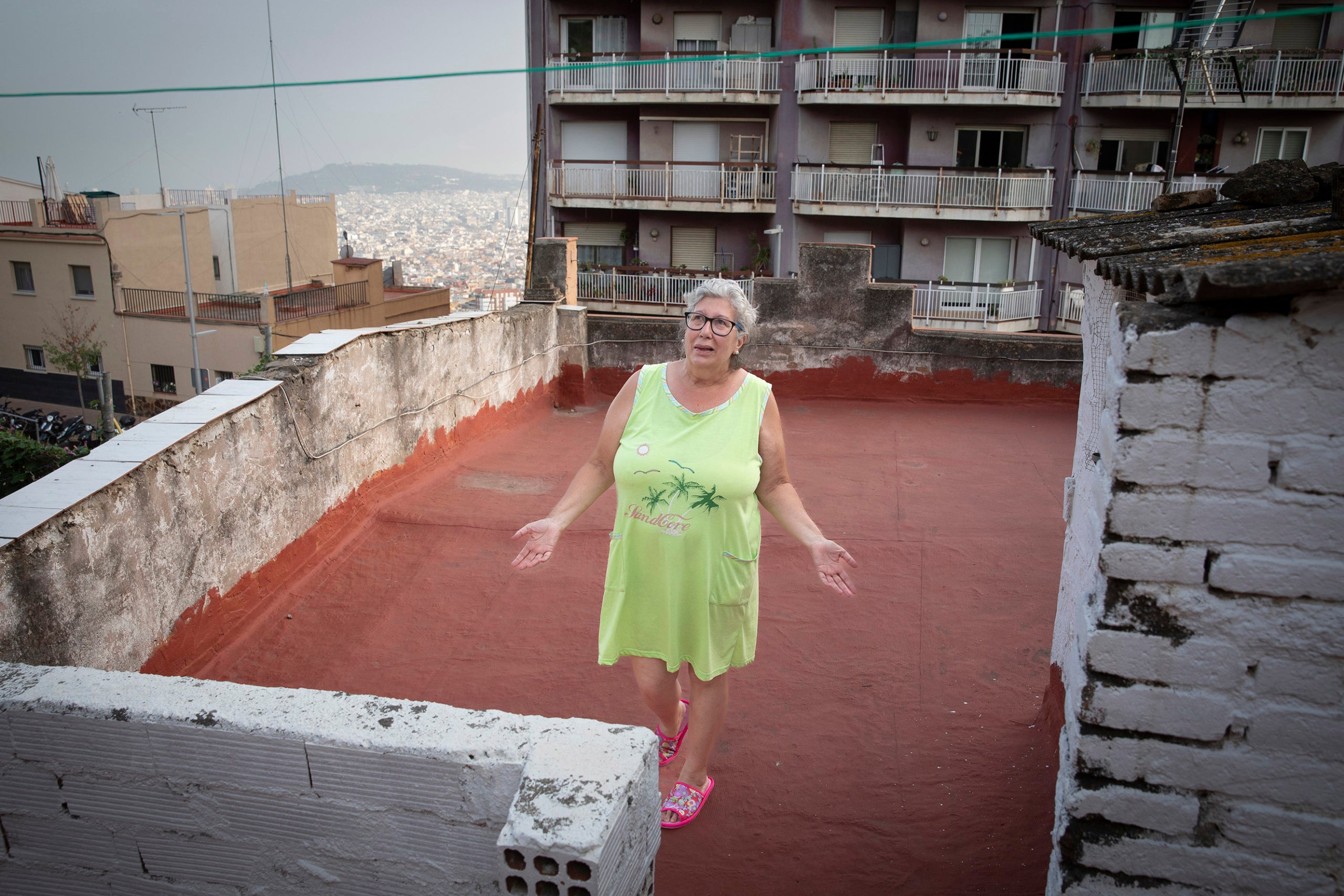 La sra Montserrat ens mostra el seu refugi antiaeri privat del carrer Mühlberg, 73 al barri del Carmel.