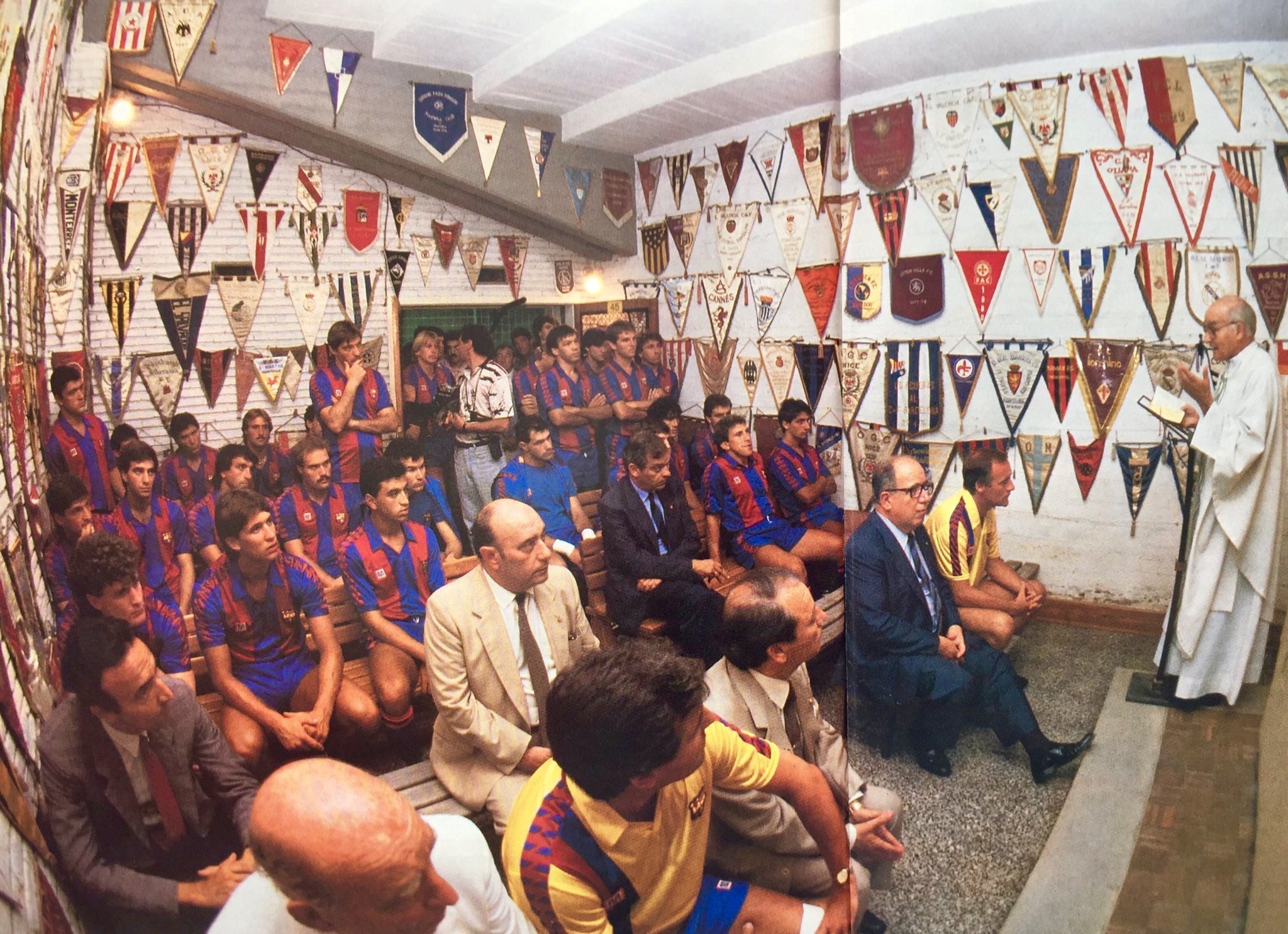 La plantilla del primer equip del Barça en la tradicional missa a la capella del Camp Nou als anys vuitanta / FC Barcelona