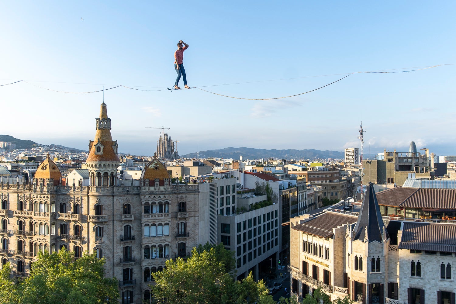 El funambulista francés Nathan Paulin recorre en Barcelona (Cataluña, España) los 350 metros entre los edificios 'Movistar Centre' (plaza Catalunya) y 'Generali' (Gran Via-Paseo de Gràcia) a 70 metros de altura, el 2 de julio de 2023. Este espectáculo, 'Les Traceurs', forma parte del Grec Festival barcelonés y es su primera actuación en España, después de actuar en ciudades y edificios emblemáticos del mundo.
Lorena Sopêna / Europa Press
02/7/2023