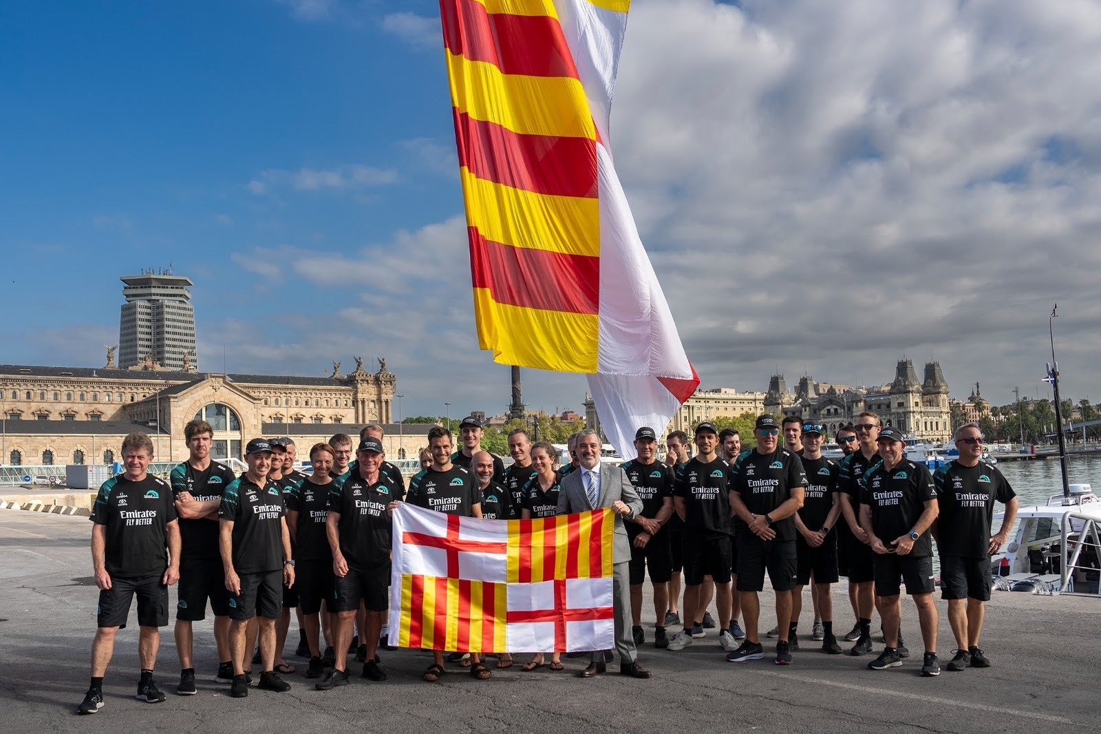 Jaume Collboni juntament amb l'equip del Team New Zealand | Europa Press