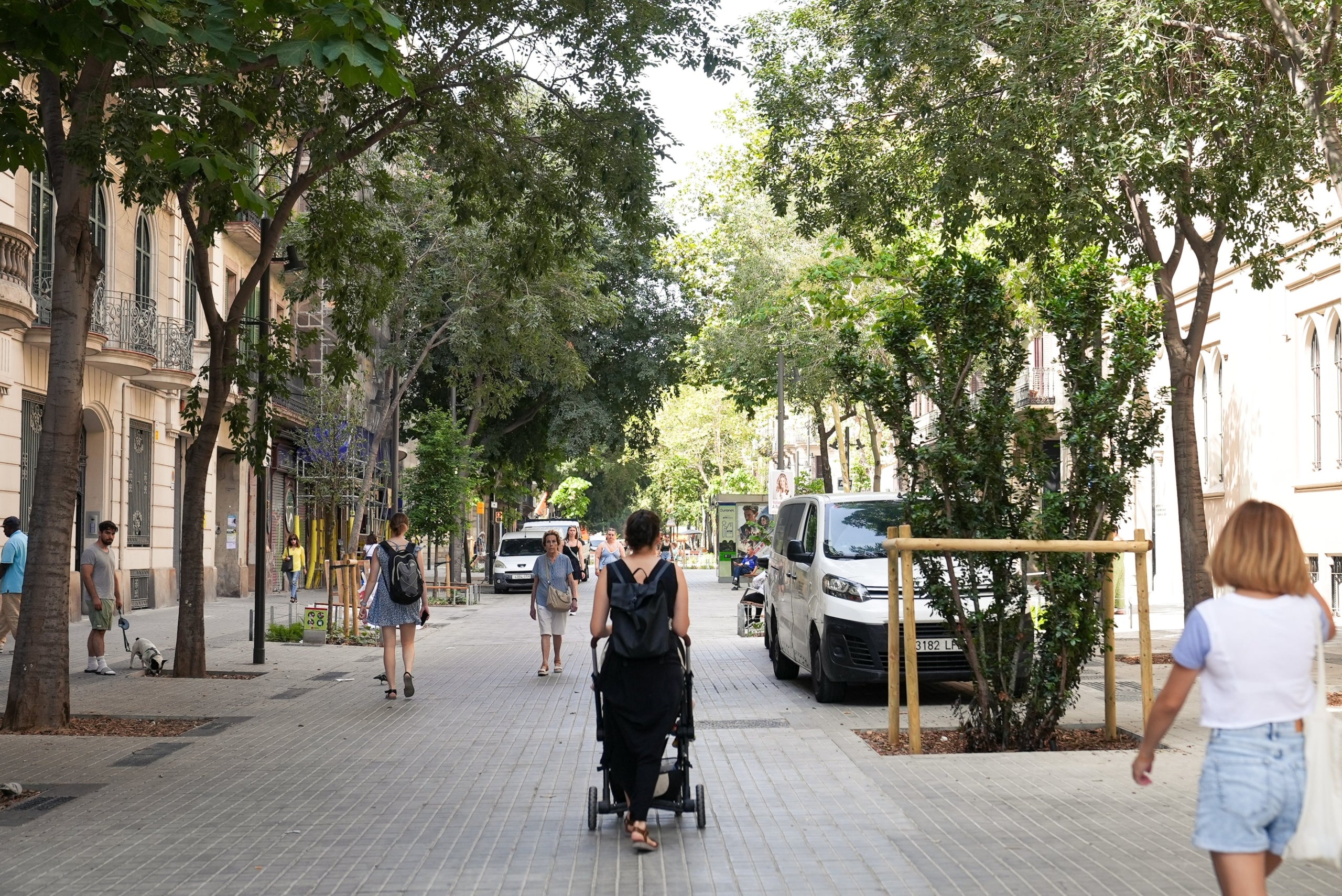 El Ayuntamiento ya ha iniciado la colocación en el suelo de las pequeñas piezas metálicas para delimitar las terrazas / Ayuntamiento