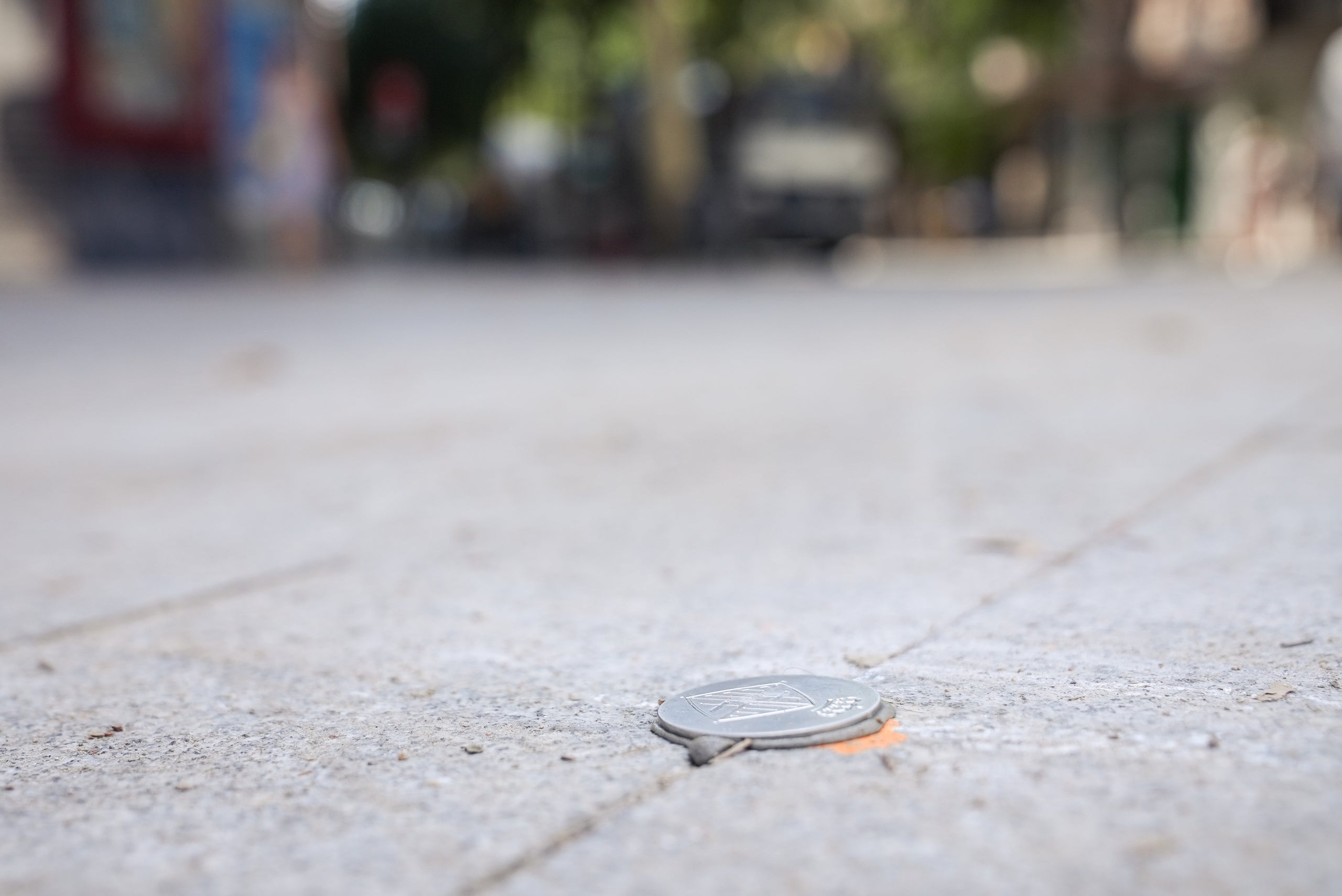 El Ayuntamiento ya ha iniciado la colocación en el suelo de las pequeñas piezas metálicas para delimitar las terrazas / Ayuntamiento
