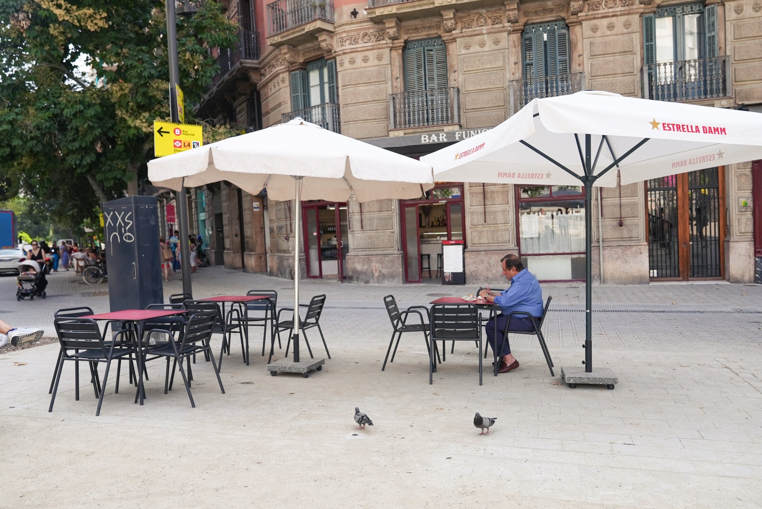 El Ayuntamiento ya ha iniciado la colocación en el suelo de las pequeñas piezas metálicas para delimitar las terrazas / Ayuntamiento