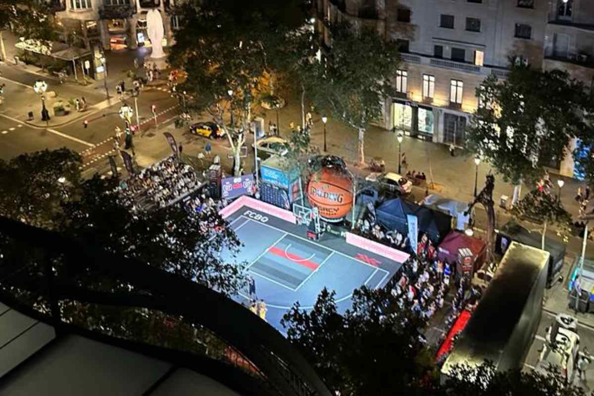 Vista aèria de la pista de bàsquet 3x3 instal·lada al passeig de Gràcia | FCBQ