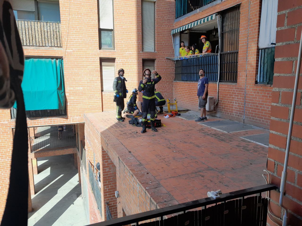 Els Bombers atenen l'home ferit aquest dijous al barri de Baró de Viver / Bombers de Barcelona