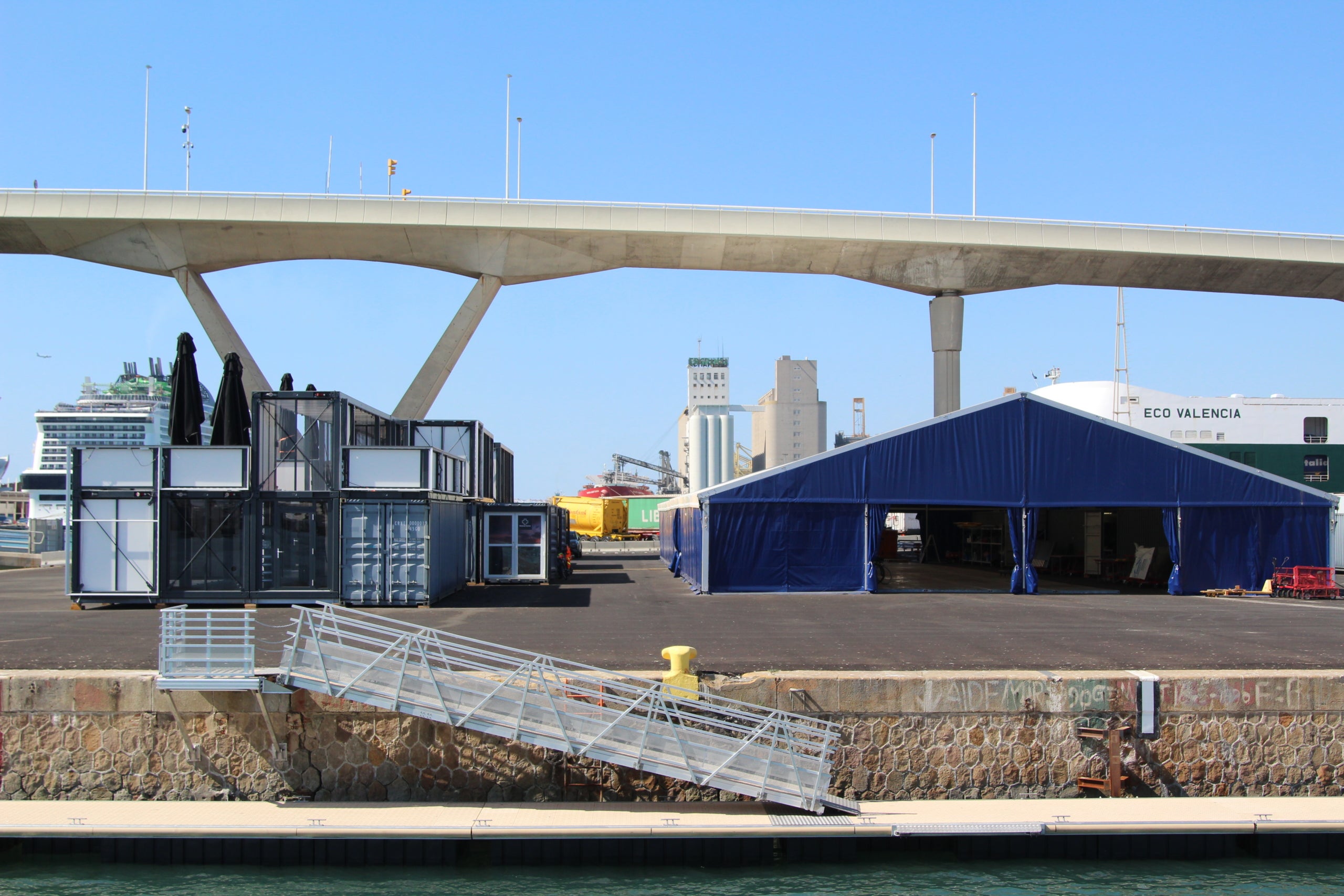 La base al Port Vell de l'equip Orient Express Racing Team per a la Copa Amèrica / A.R.