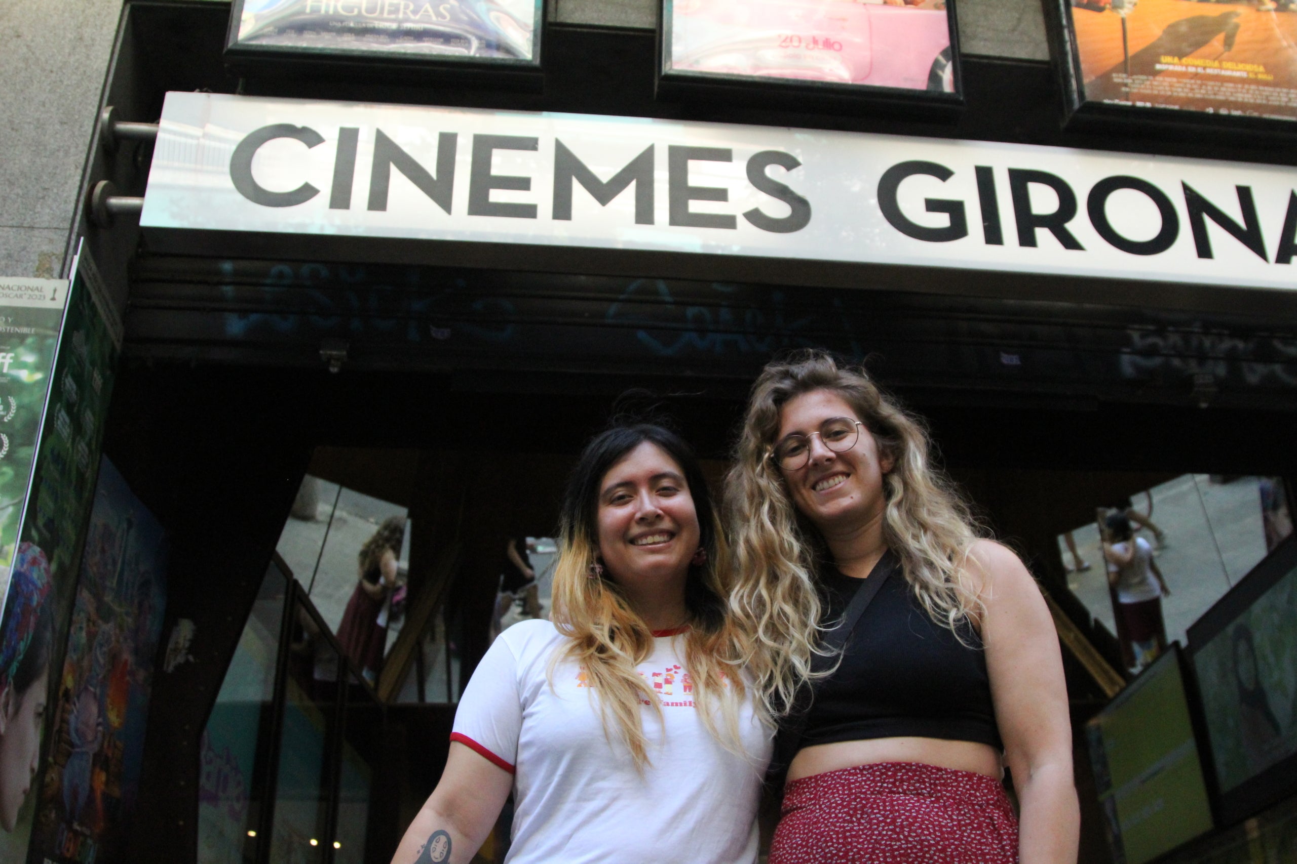Karen Gómez i Ruth Benito fotografiades a les portes dels Cinemes Girona / A.R.