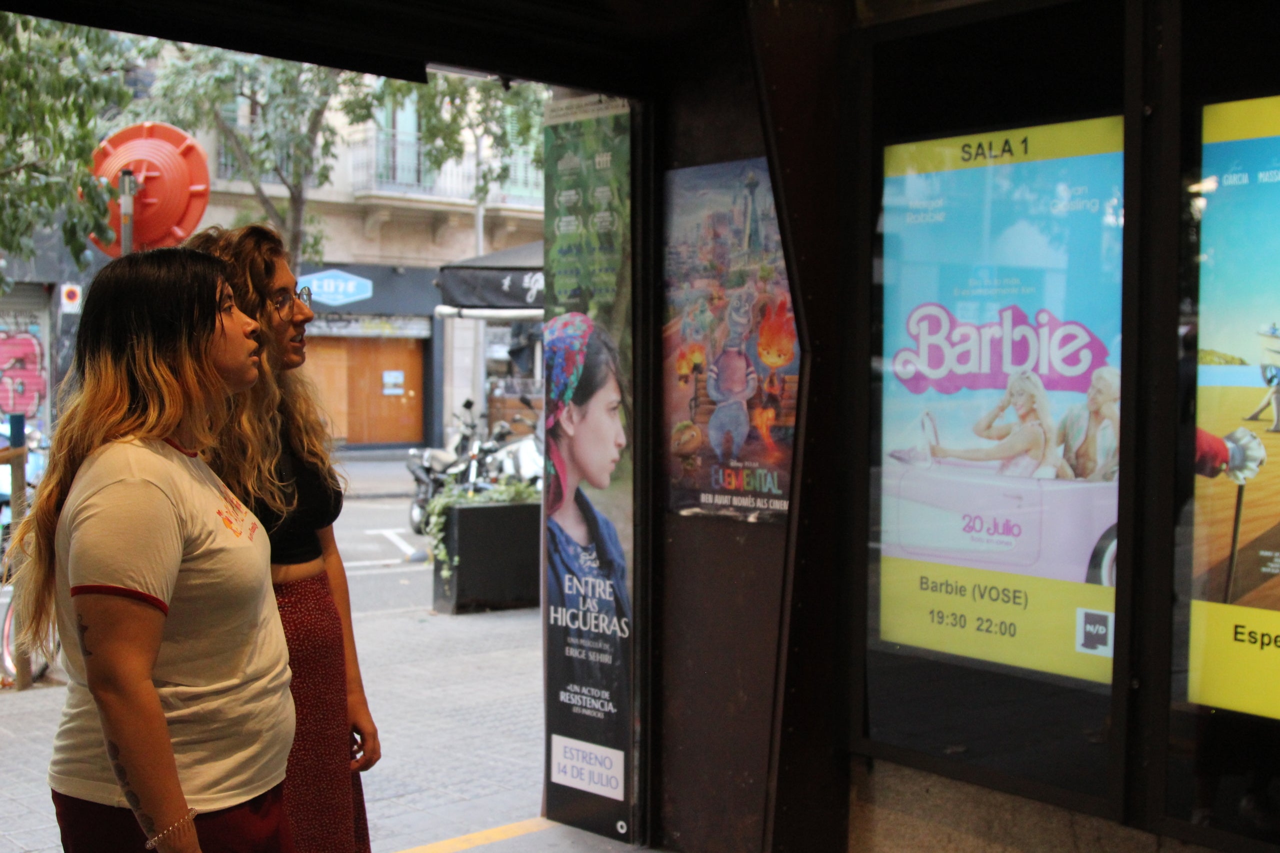 Karen Gómez i Ruth Benito fotografiades a les portes dels Cinemes Girona / A.R.