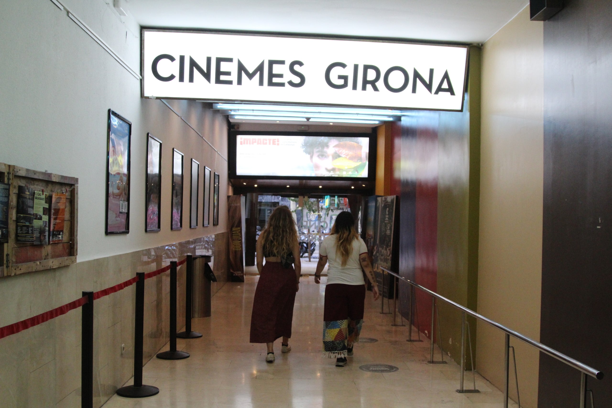 Karen Gómez i Ruth Benito fotografiades a les portes dels Cinemes Girona / A.R.