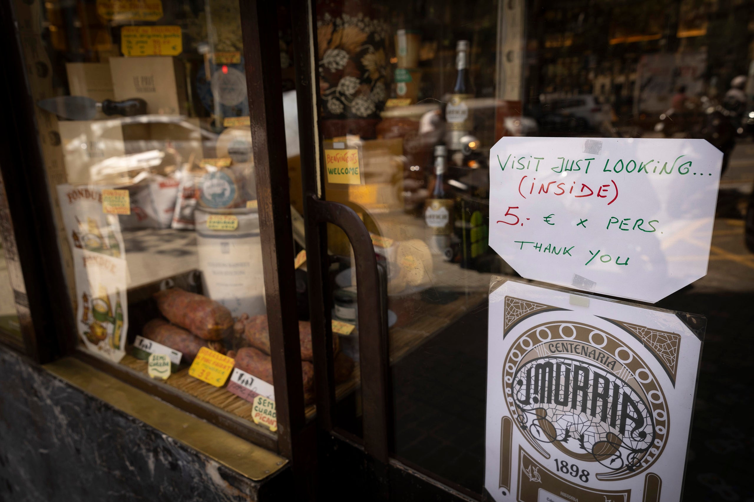 Desde que Pilla colgó el cartel disuasorio, no han entrado más turistas a la tienda / Jordi Play