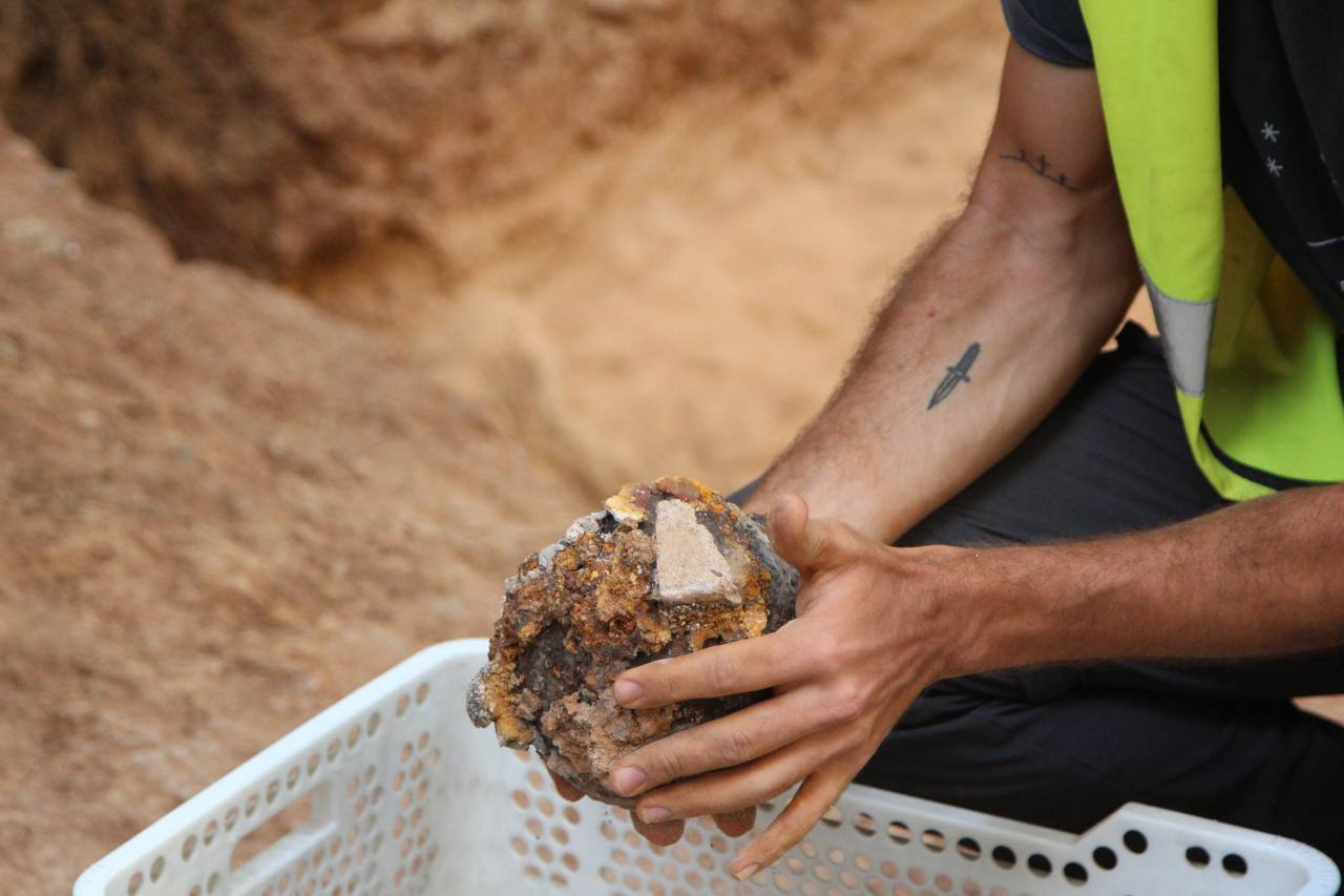 Una de les dues bales de canó trobades a les restes del convent caputxí de l'Eixample / A.R.