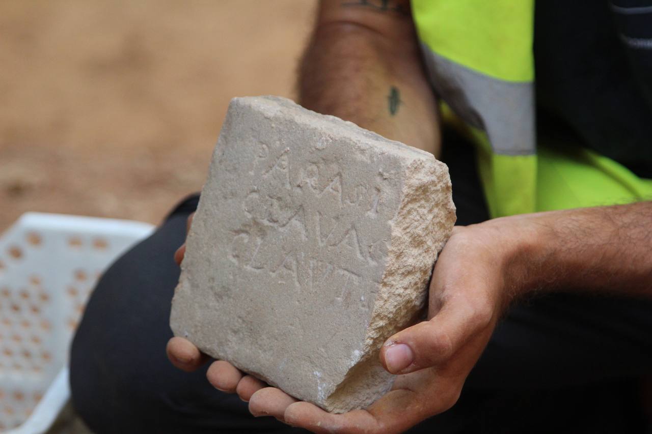 Una pedra amb inscripcions en llatí trobada a les restes del convent caputxí de l'Eixample / A.R.