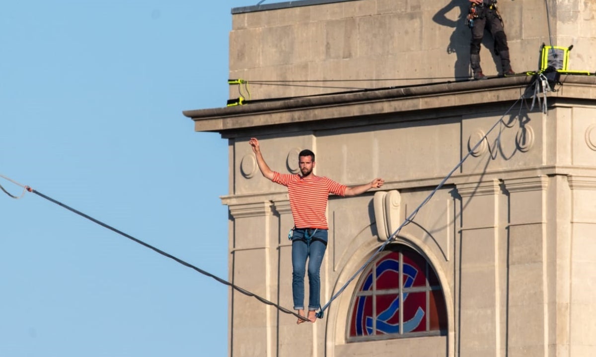 El funambulista Nathan Paulin fent els primers passos de l'espectacle EP