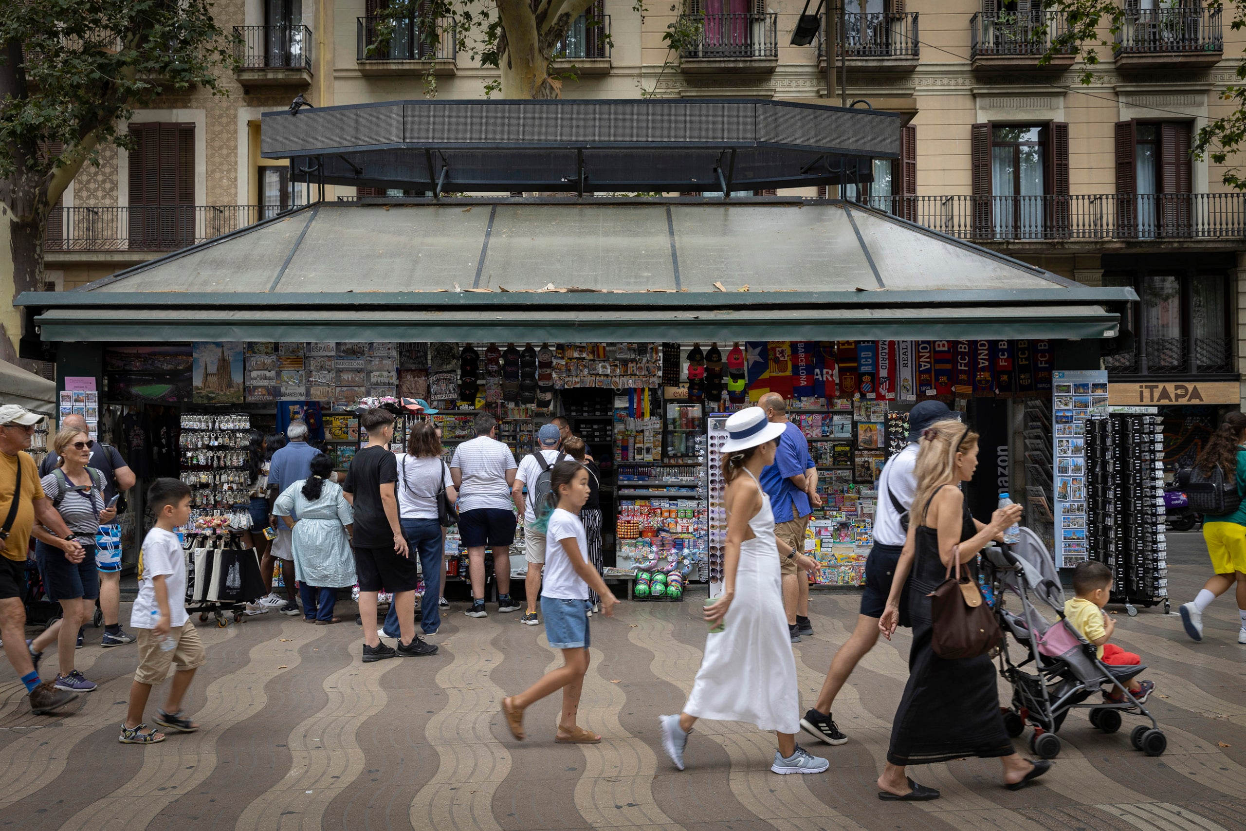 Visió de Les Rambles més turística. massificació, turisme, turistes, estiu quiosc