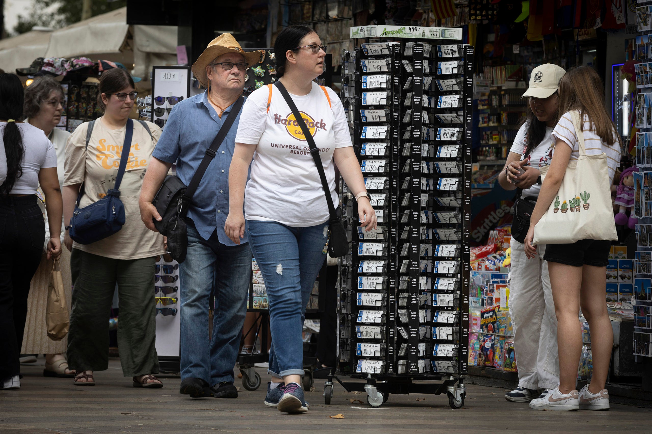 Turistes passejant pel centre de Barcelona en una imatge d'arxiu / Jordi Play