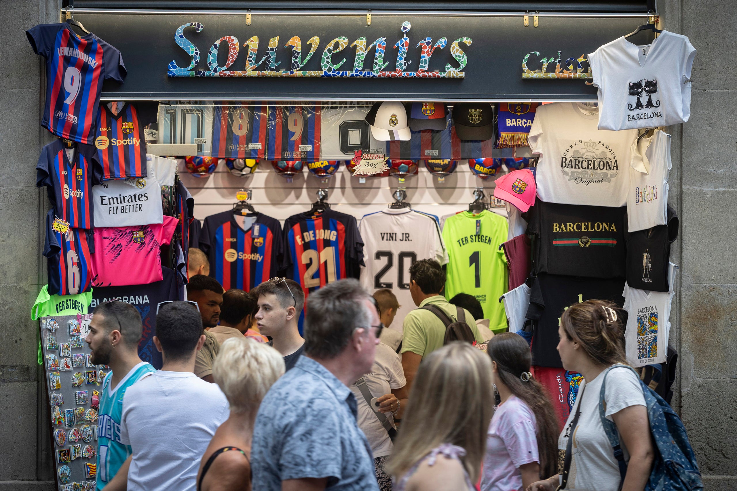 Els souvenirs, un dels reclams de la Rambla / Jordi Play